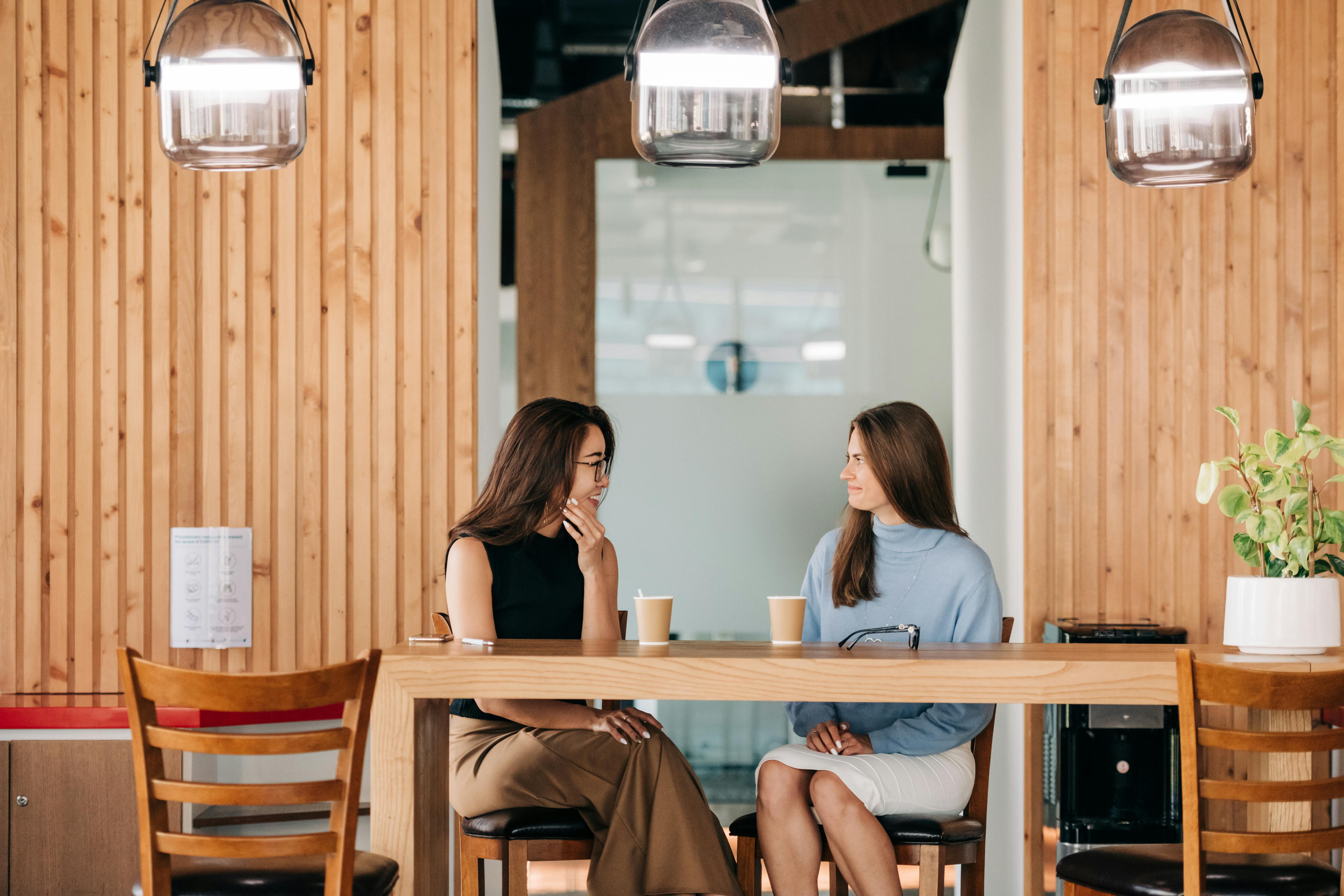 Dos mujeres conversando en un café | Fuente: Pexels