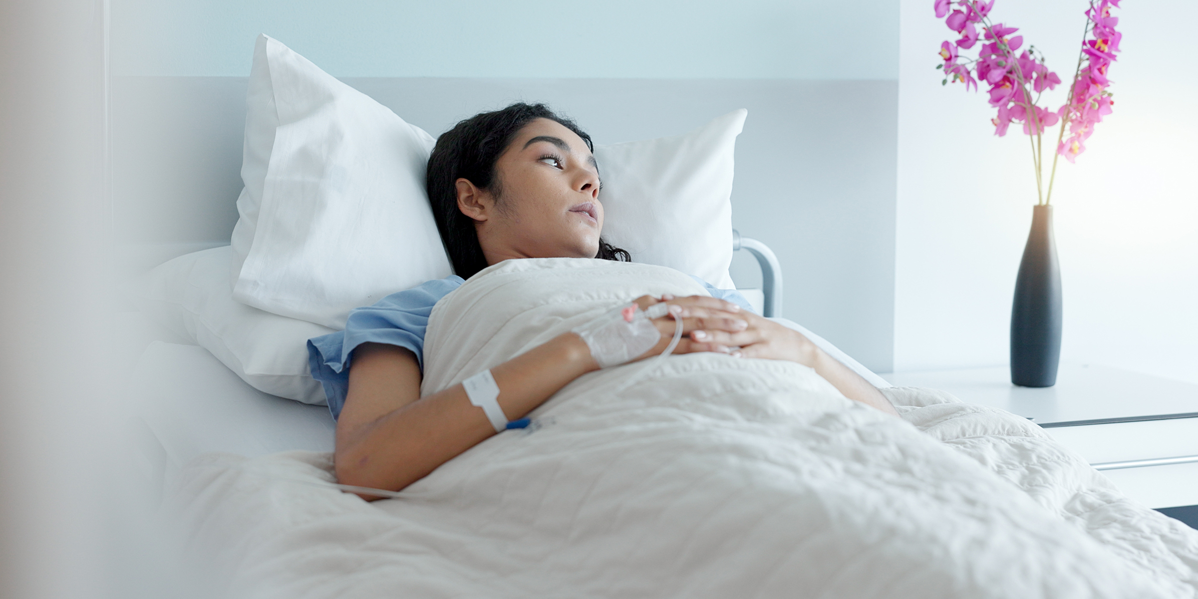 Una mujer en la cama de un hospital | Fuente: Shutterstock