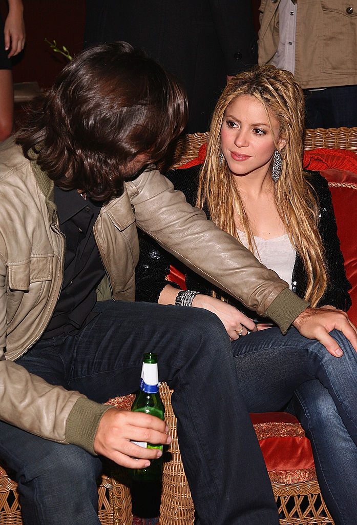 Antonio de la Rúa y Shakira asisten a la fiesta de lanzamiento y celebración de la portada de *Rolling Stone* para el nuevo álbum "She Wolf" en The Bowery Hotel, el 9 de noviembre de 2009 en Nueva York. | Fuente: Getty Images