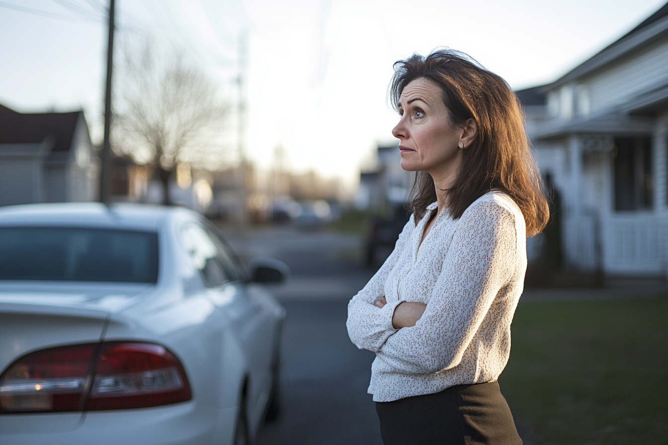 Una mujer de pie en una calle | Fuente: Midjourney