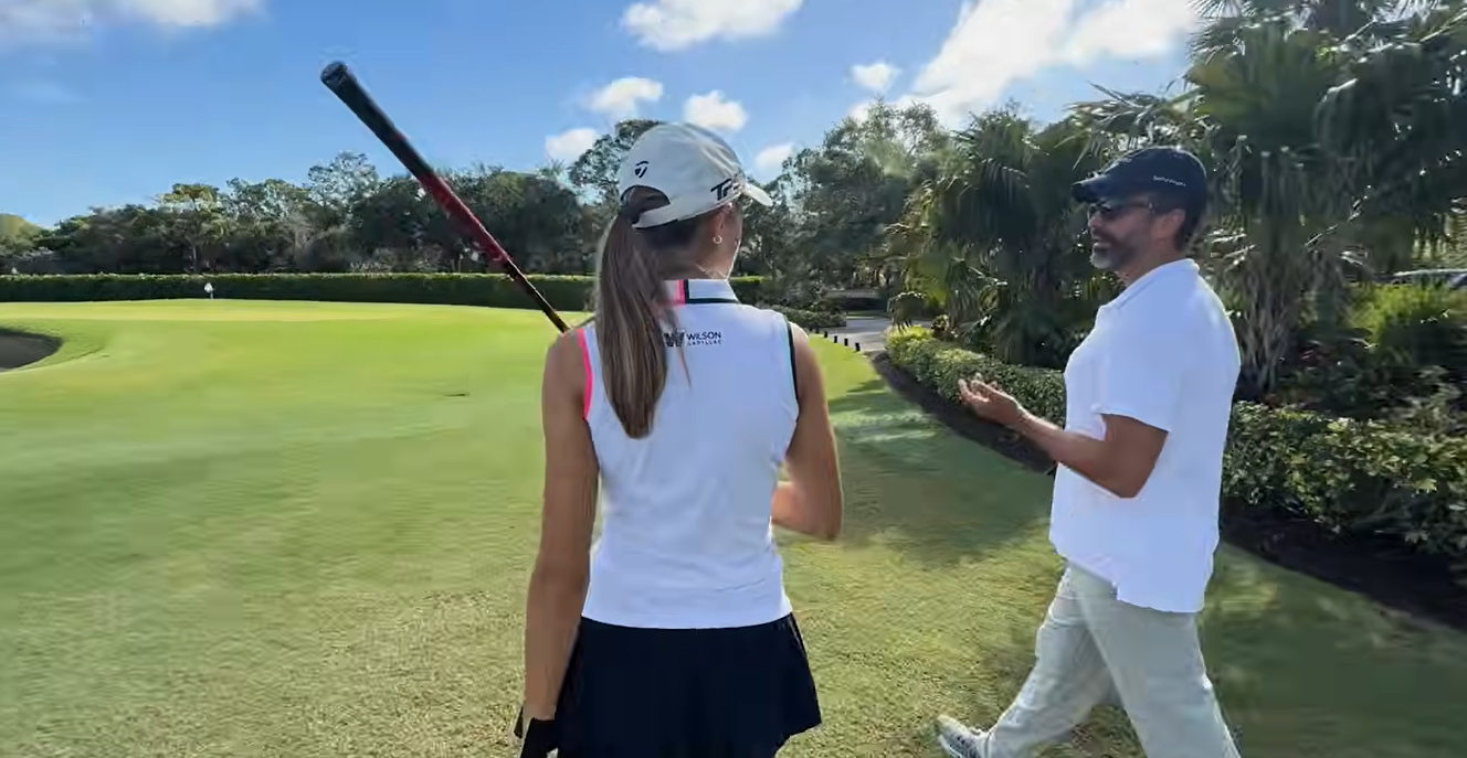 Kai Trump y Donald Trump Jr. charlan junto a un green mientras ella se recupera de una operación de muñeca. Aunque podía practicar el putt, dijo que todavía no podía dar un golpe de golf normal. | Fuente: YouTube/kaitrump