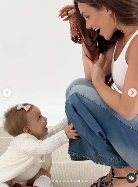Camila Homs compartió un tierno momento de complicidad agachada frente a su pequeña hija Aitana durante la sesión para su colaboración con Ricky Sarkany. Mientras la modelo sostenía una sandalia tejida en tono marrón y sonreía con un top blanco y jeans anchos, la bebé la miraba fascinada vistiendo un conjunto de punto blanco con un lazo rosa en el cabello. | Fuente: Instagram/camihoms
