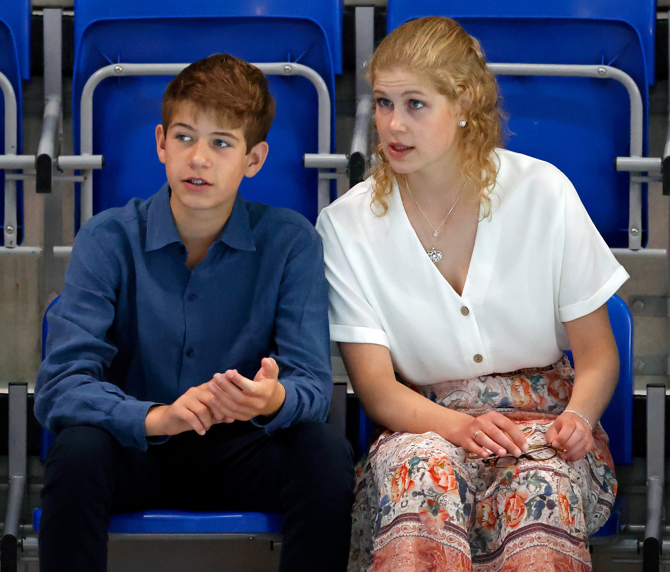 James, vizconde de Severn y Lady Louise Windsor observan la natación durante los Juegos de la Commonwealth 2022 en el Centro Acuático de Sandwell el 2 de agosto de 2022 en Birmingham, Inglaterra. | Foto: Getty Images