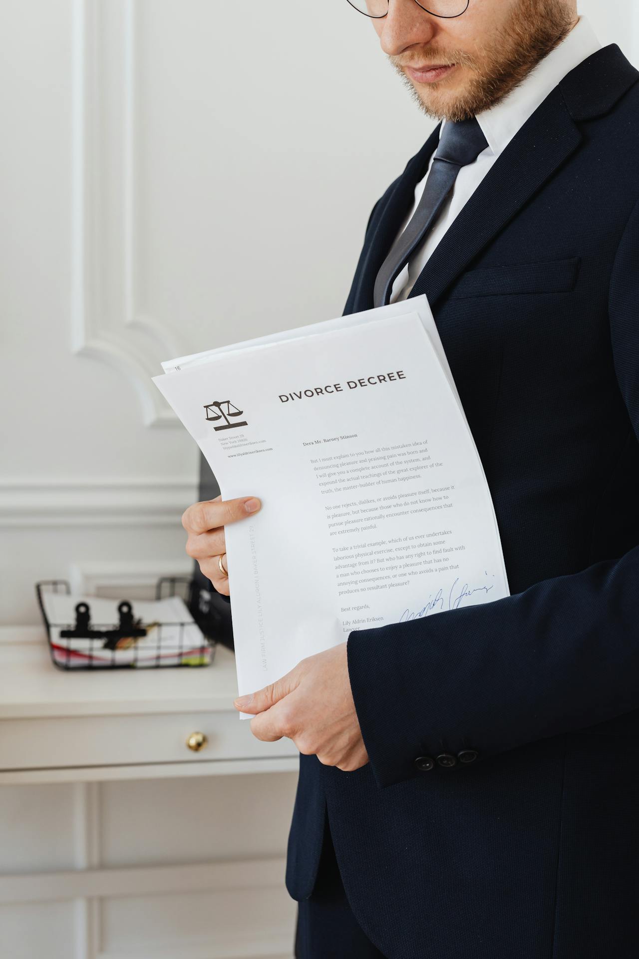 Un abogado sosteniendo documentos de divorcio | Fuente: Pexels