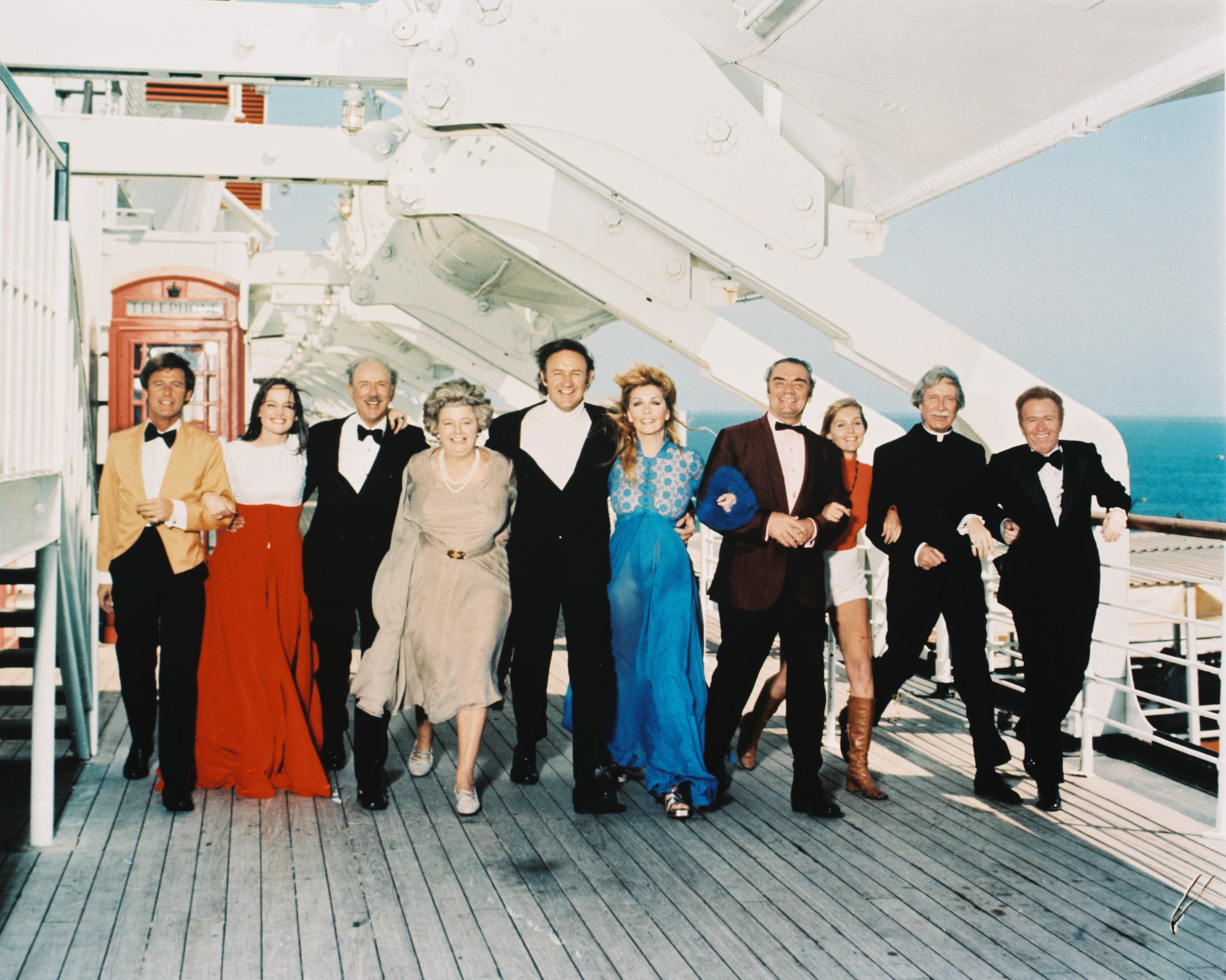 El elenco de "The Poseidon Adventure" en la cubierta de un transatlántico en 1972 | Fuente: Getty Images