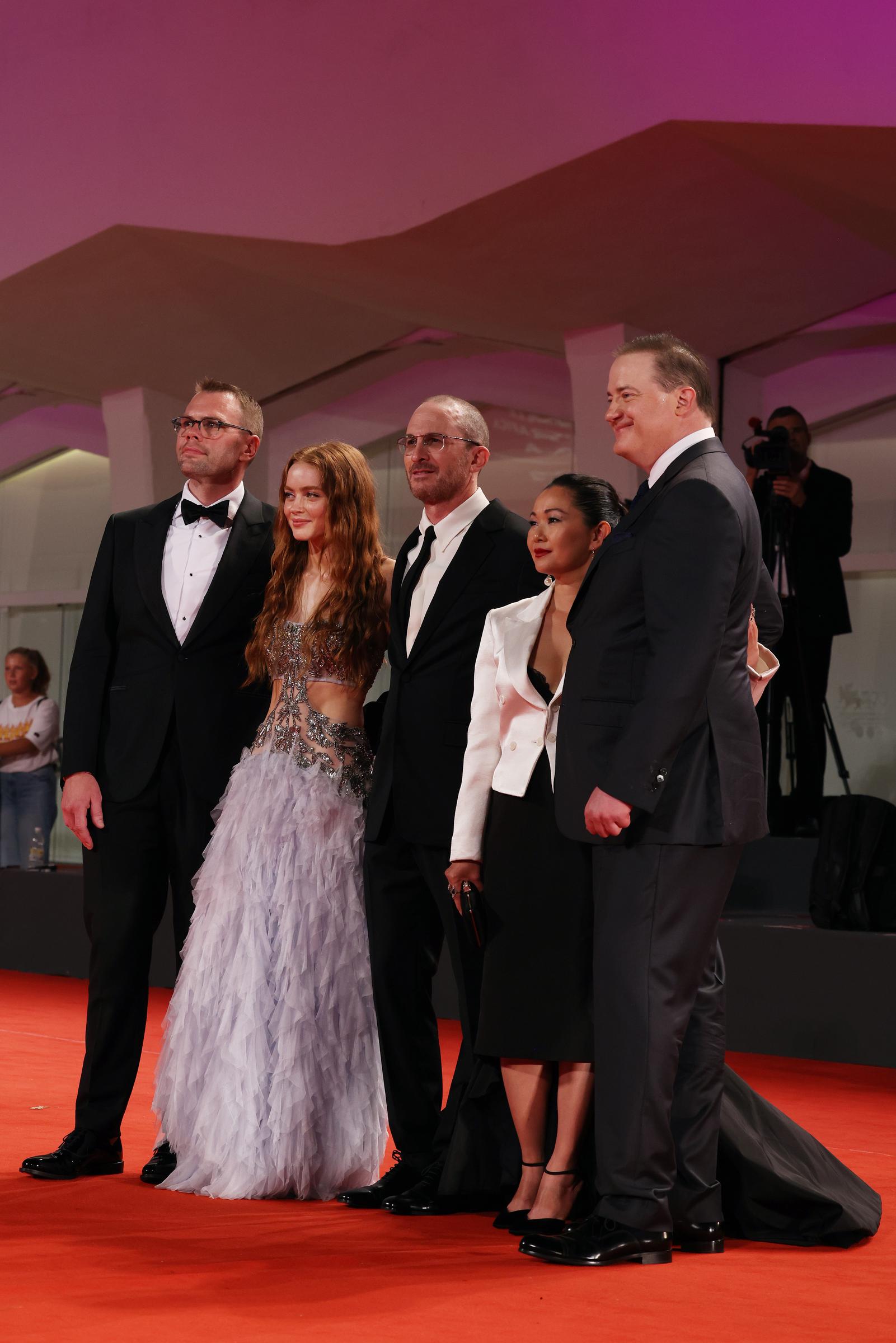 En el estreno en Venecia, Fraser apareció junto al director Darren Aronofsky, el guionista Samuel D. Hunter y sus compañeras de reparto Sadie Sink y Hong Chau. | Fuente: Getty Images