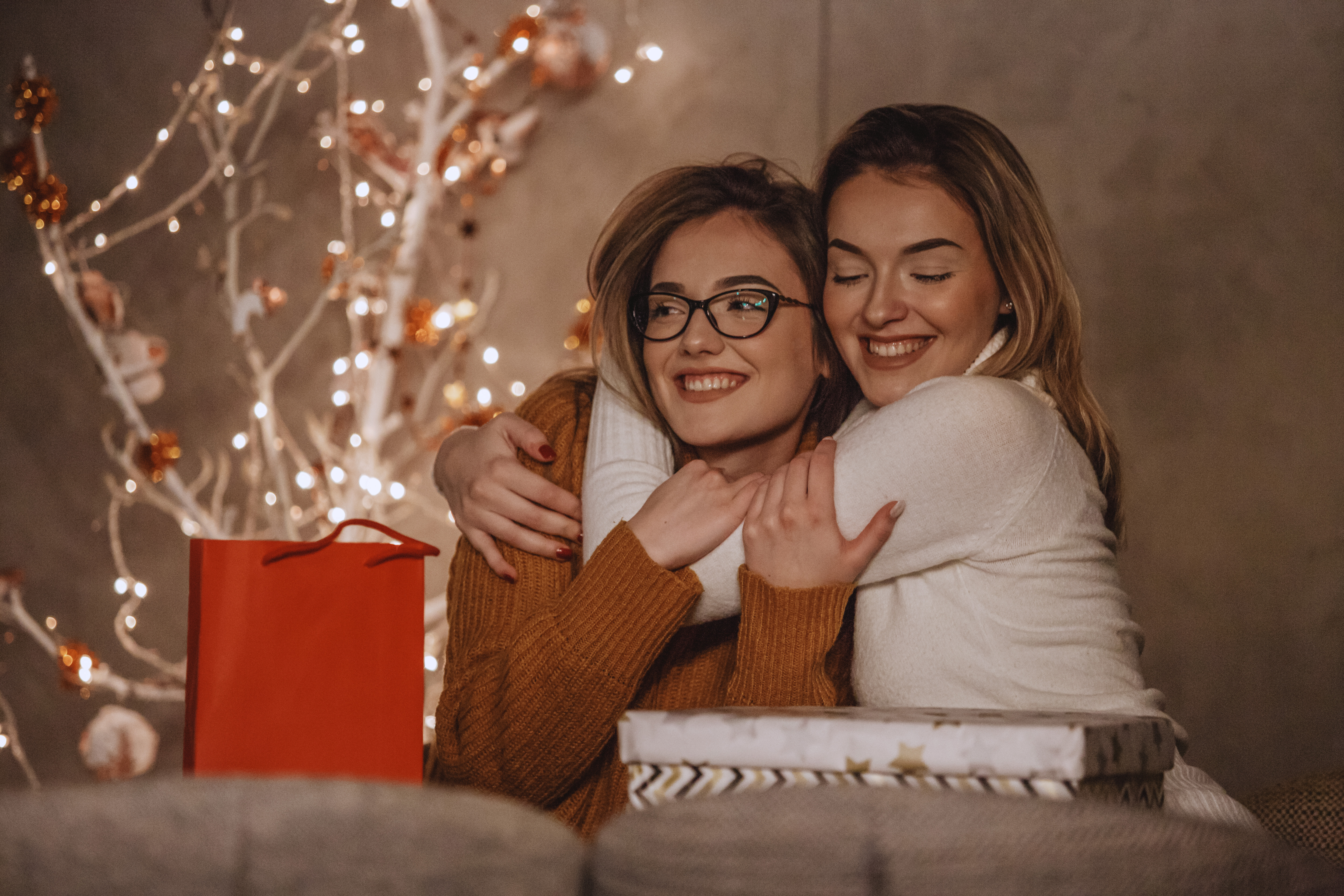 Dos hermanas celebrando juntas la Navidad | Fuente: Getty Images