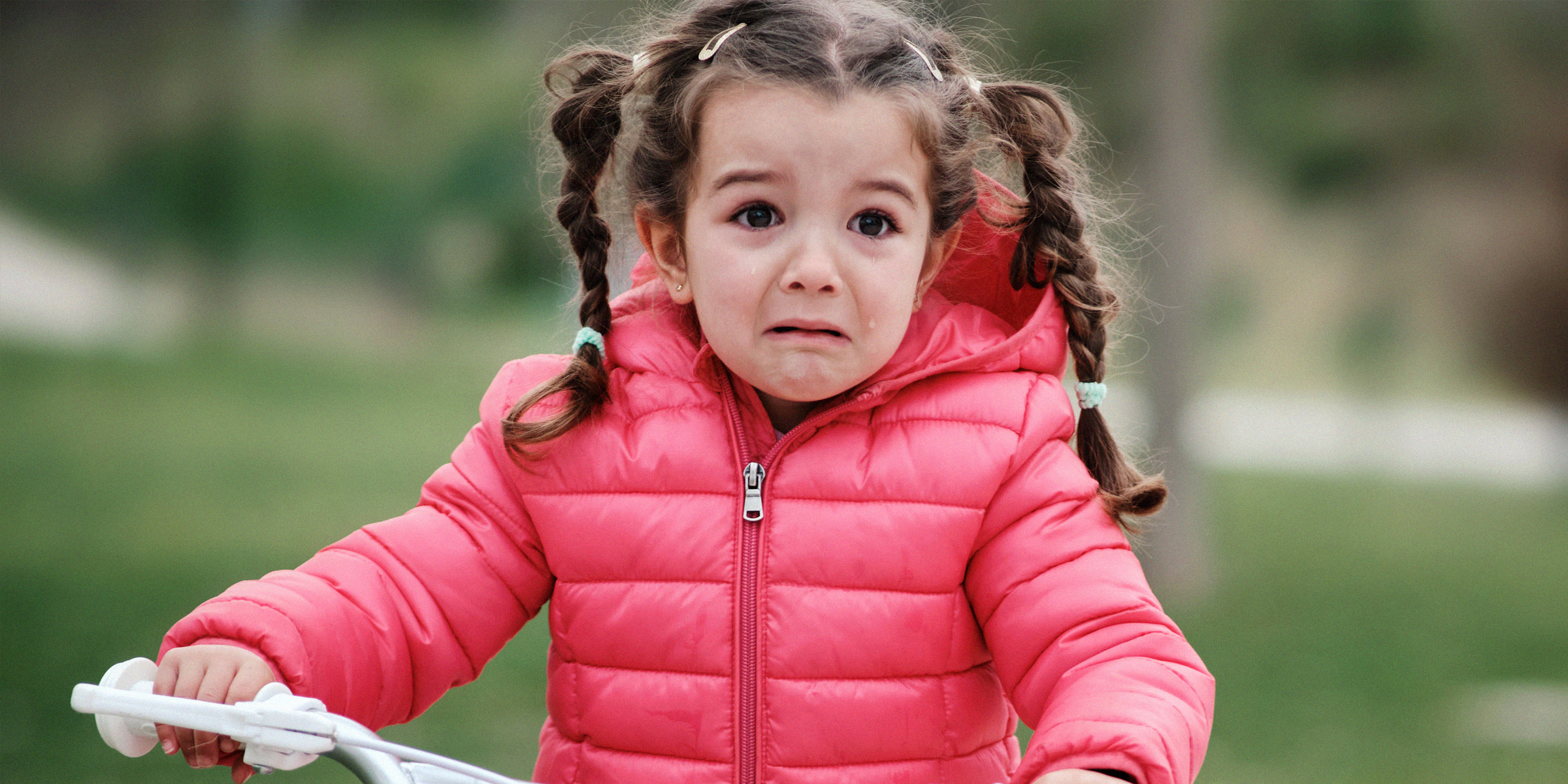 Niña asustada en bicicleta | Fuente: Getty Images