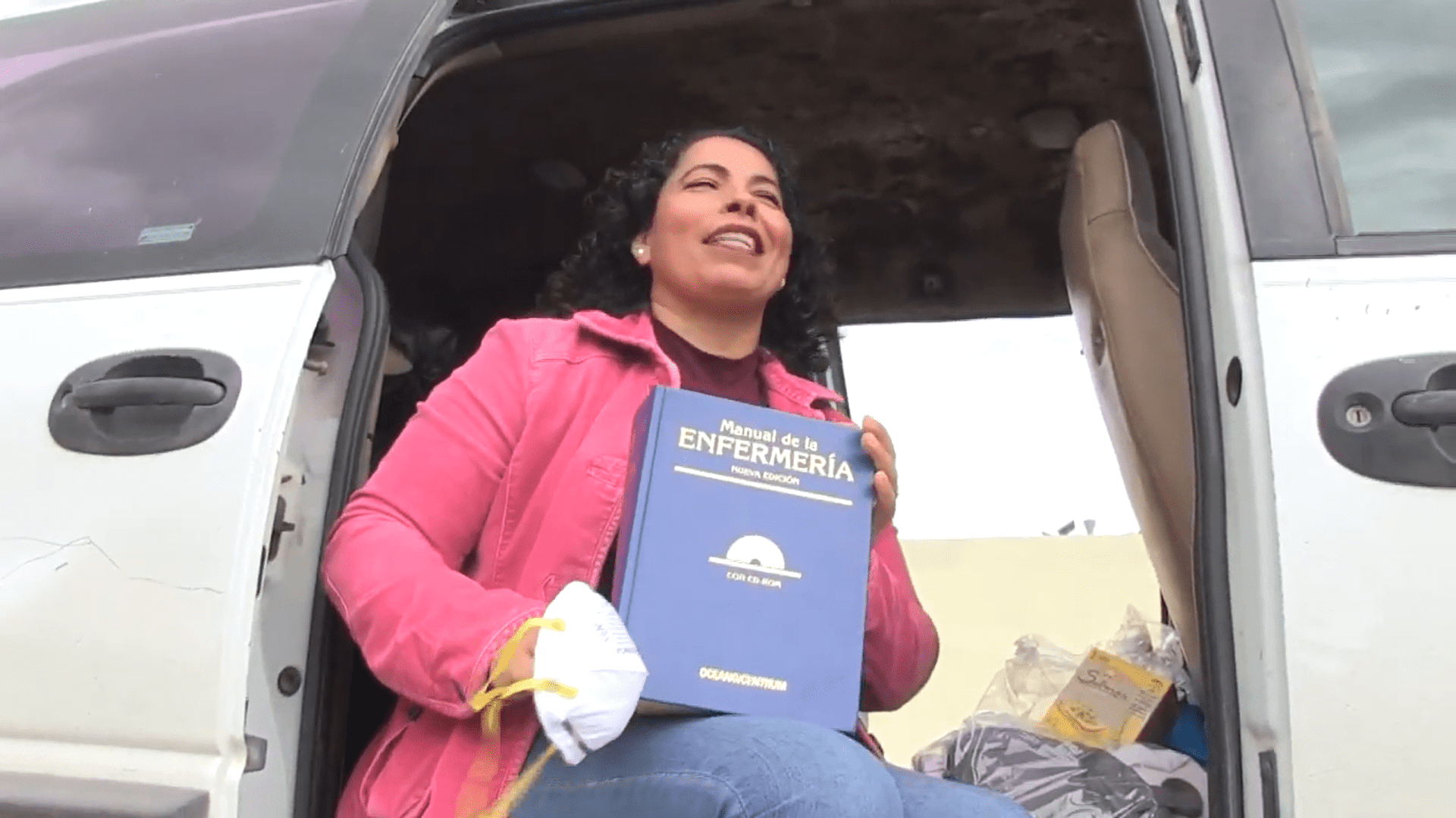 Silvia Rosas Saucedo en la camioneta en la que se aísla por el coronavirus. | Foto: Youtube/Uniradioinforma