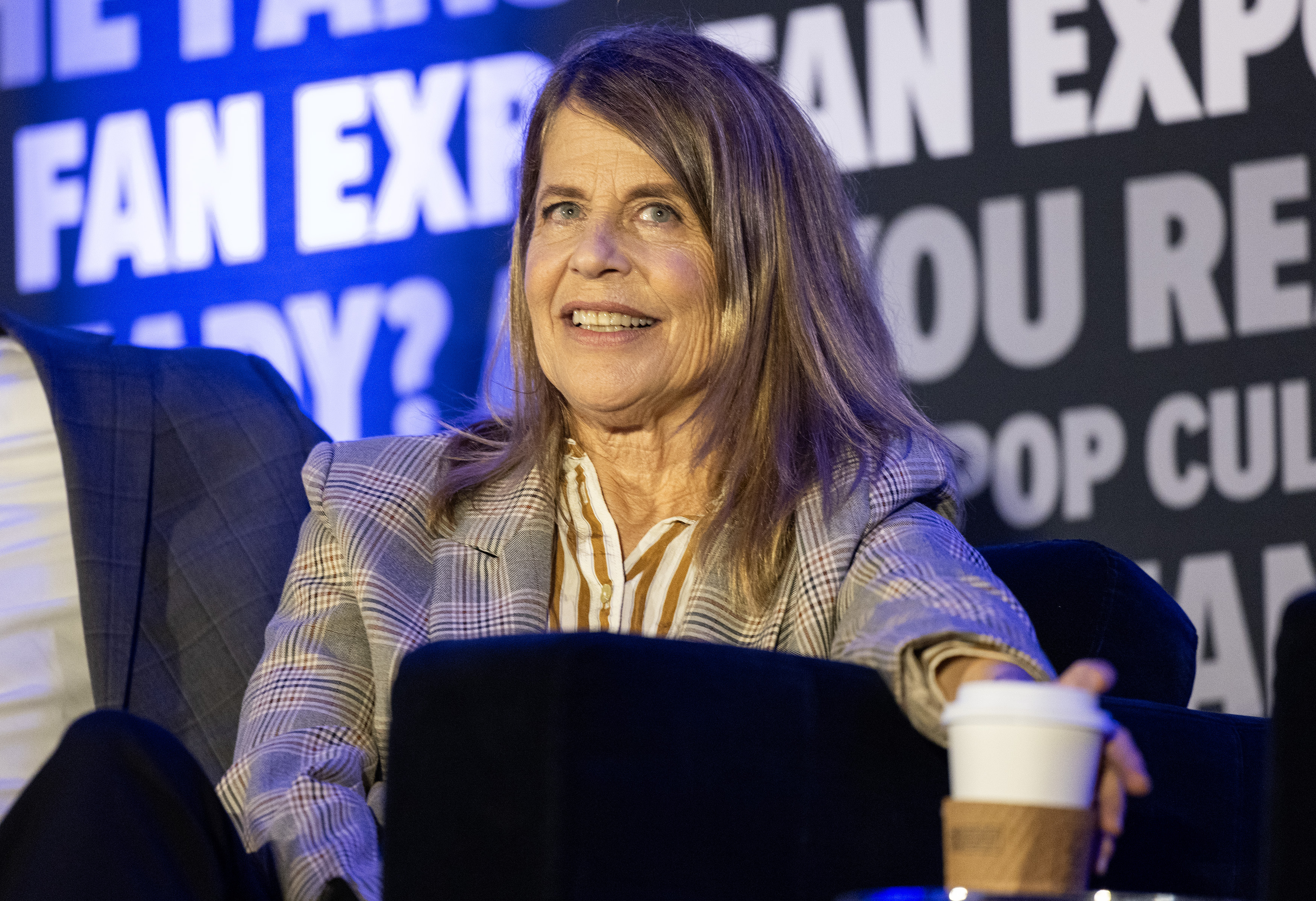 Linda Hamilton en la mesa redonda "Terminator Legacy: A Conversation With The Cast" en la FAN EXPO Chicago 2024 el 17 de agosto en Rosemont, Illinois | Fuente: Getty Images