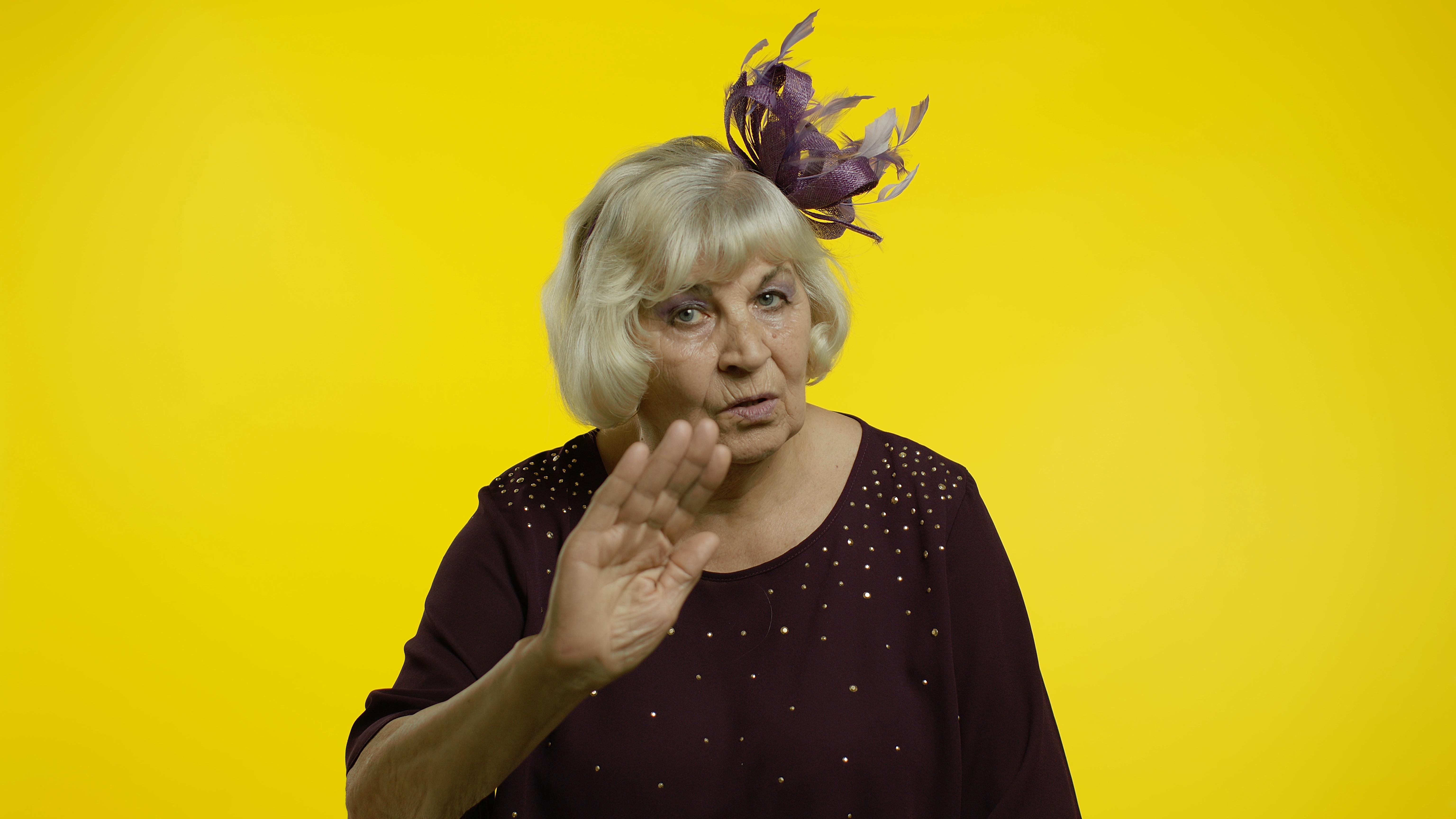 Anciana mostrando gesto admonitorio con el dedo, signo de desaprobación, pidiendo que se tenga cuidado | Foto: Getty Images