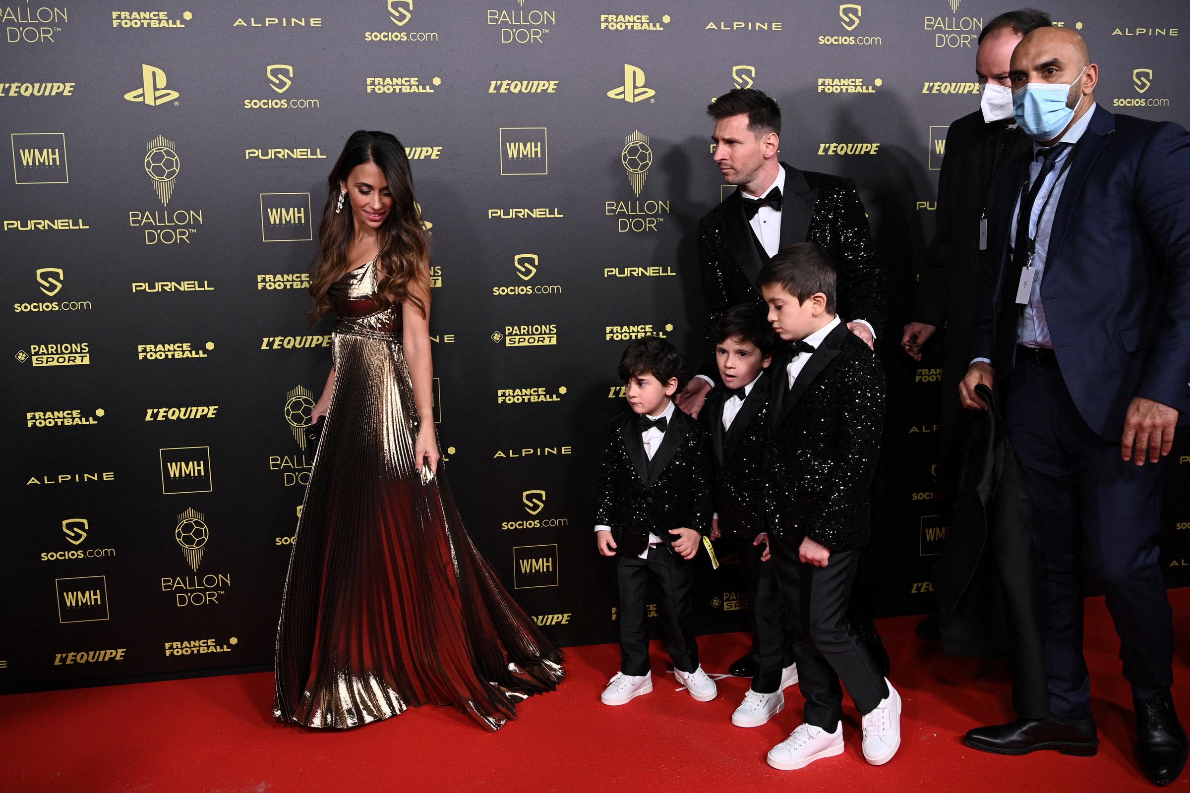 Lionel Messi, su esposa Antonella Roccuzzo, y sus hijos Ciro, Mateo y Thiago posan a su llegada para asistir a la ceremonia de entrega del Balón de Oro de Fútbol de Francia 2021 en el Theatre du Chatelet de París el 29 de noviembre de 2021.