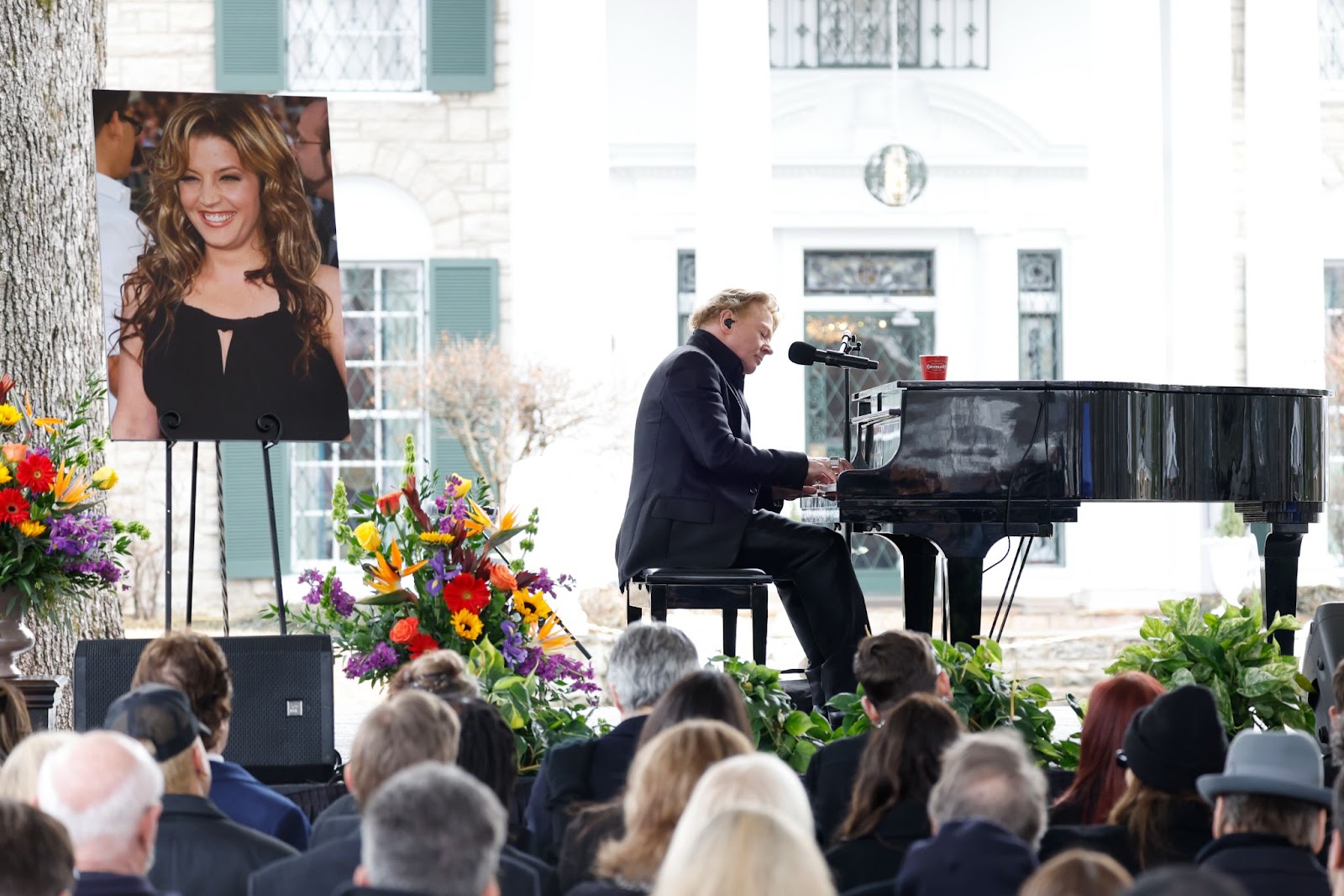 Axl Rose actuando en el funeral público por Lisa Marie Presley el 22 de enero de 2023, en Memphis, Tennessee | Fuente: Getty Images