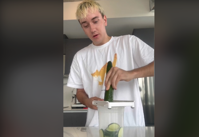 Logan Moffitt usando una mandolina | Fuente: TikTok via tiktok.com/@logagm