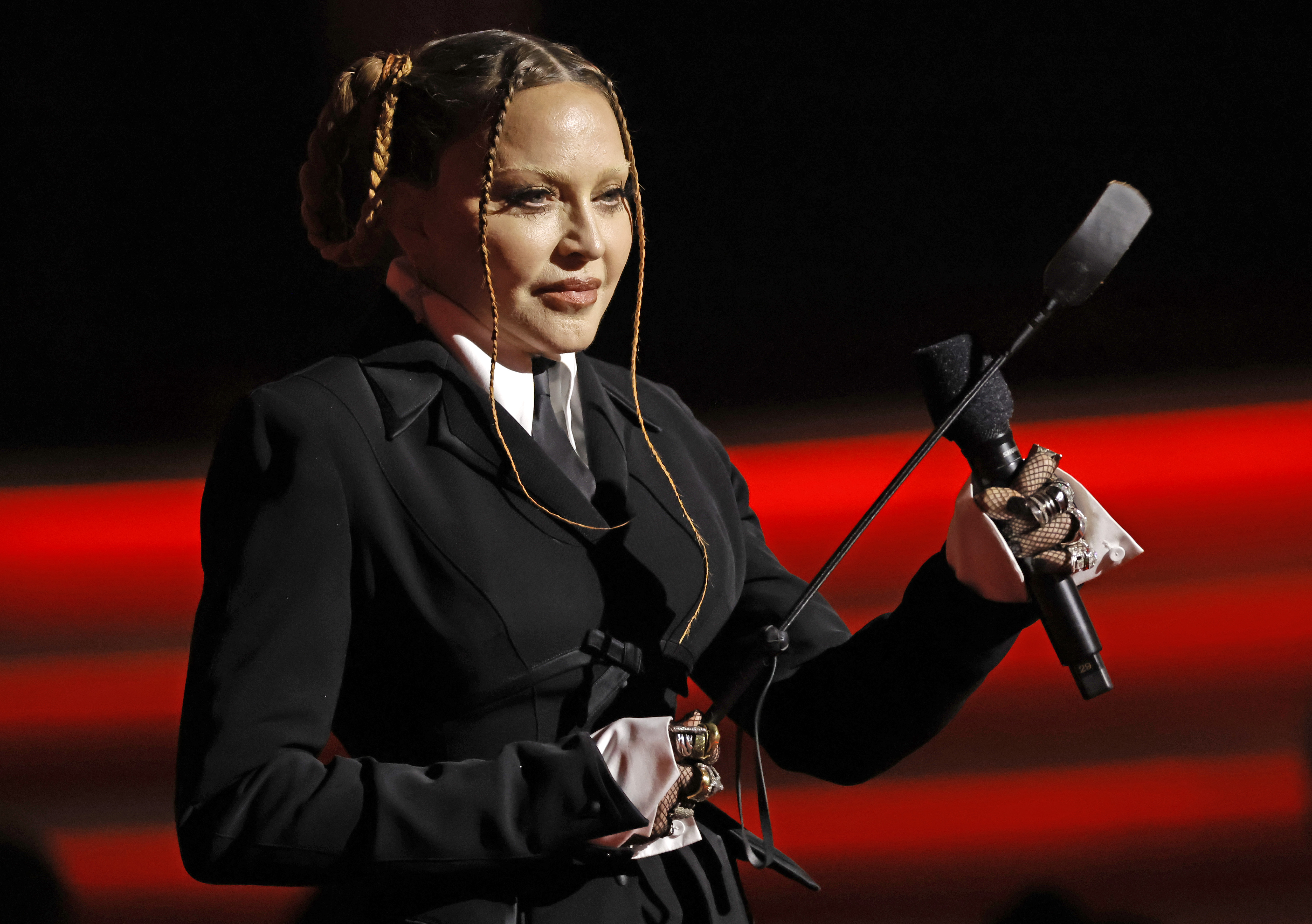 Madonna asistió a los Premios Grammy de 2023, donde su aparición acaparó la atención y fue objeto de numerosos comentarios. La reacción del público seguiría alimentando el debate sobre su visión de la belleza y el envejecimiento en los años siguientes. | Fuente: Getty Images