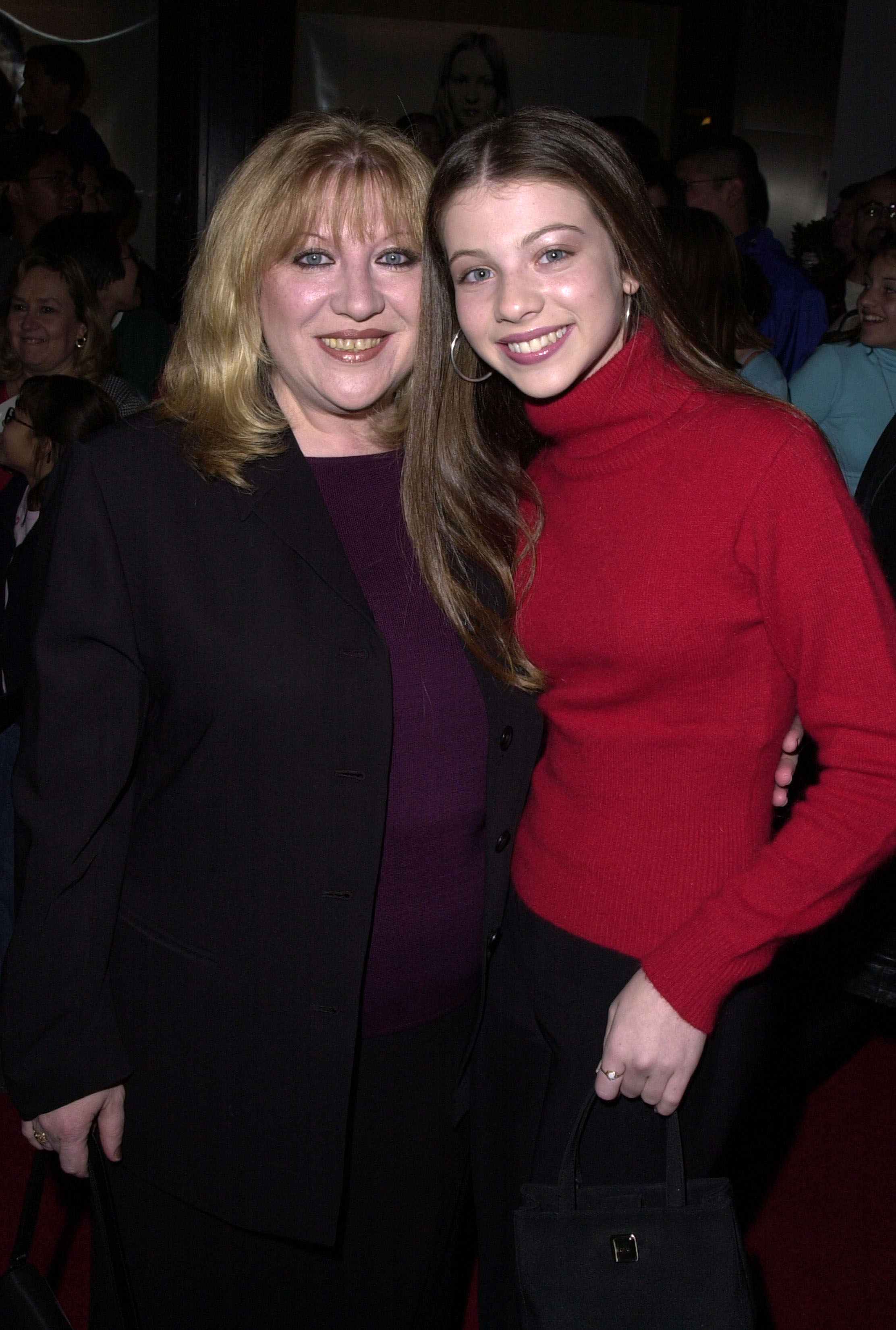 Michelle Trachtenberg y su madre, Lana, durante la WB Network All Star Party en el restaurante Il Fornaio en Pasadena, California | Fuente: Getty Images