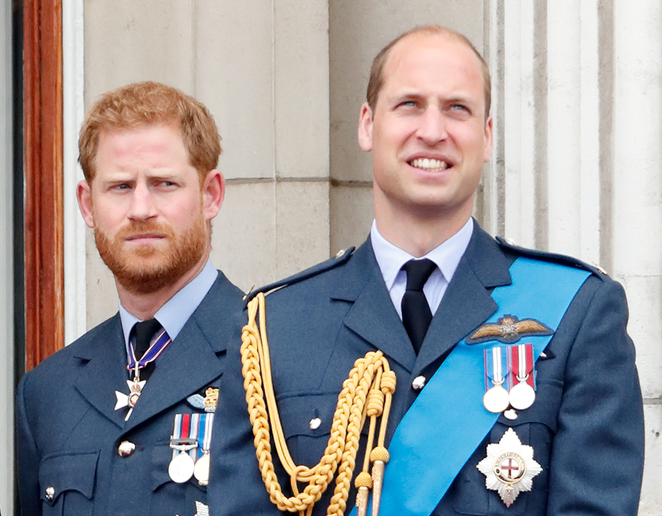 El príncipe Harry y el príncipe William observan un sobrevuelo desde el balcón del Palacio de Buckingham el 10 de julio de 2018, en Londres, Inglaterra. | Fuente: Getty Images