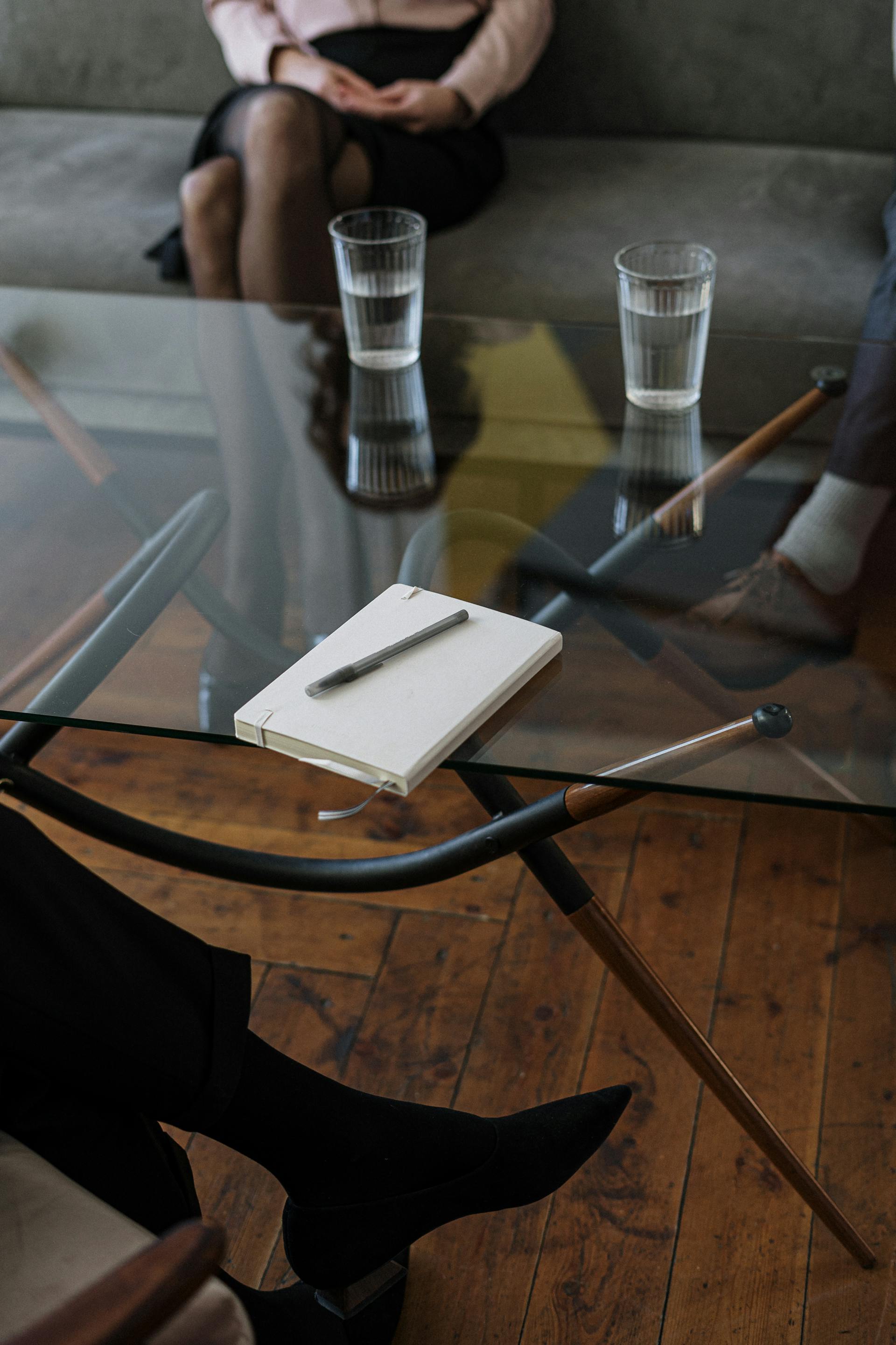 Una mujer en la consulta de un terapeuta | Fuente: Pexels