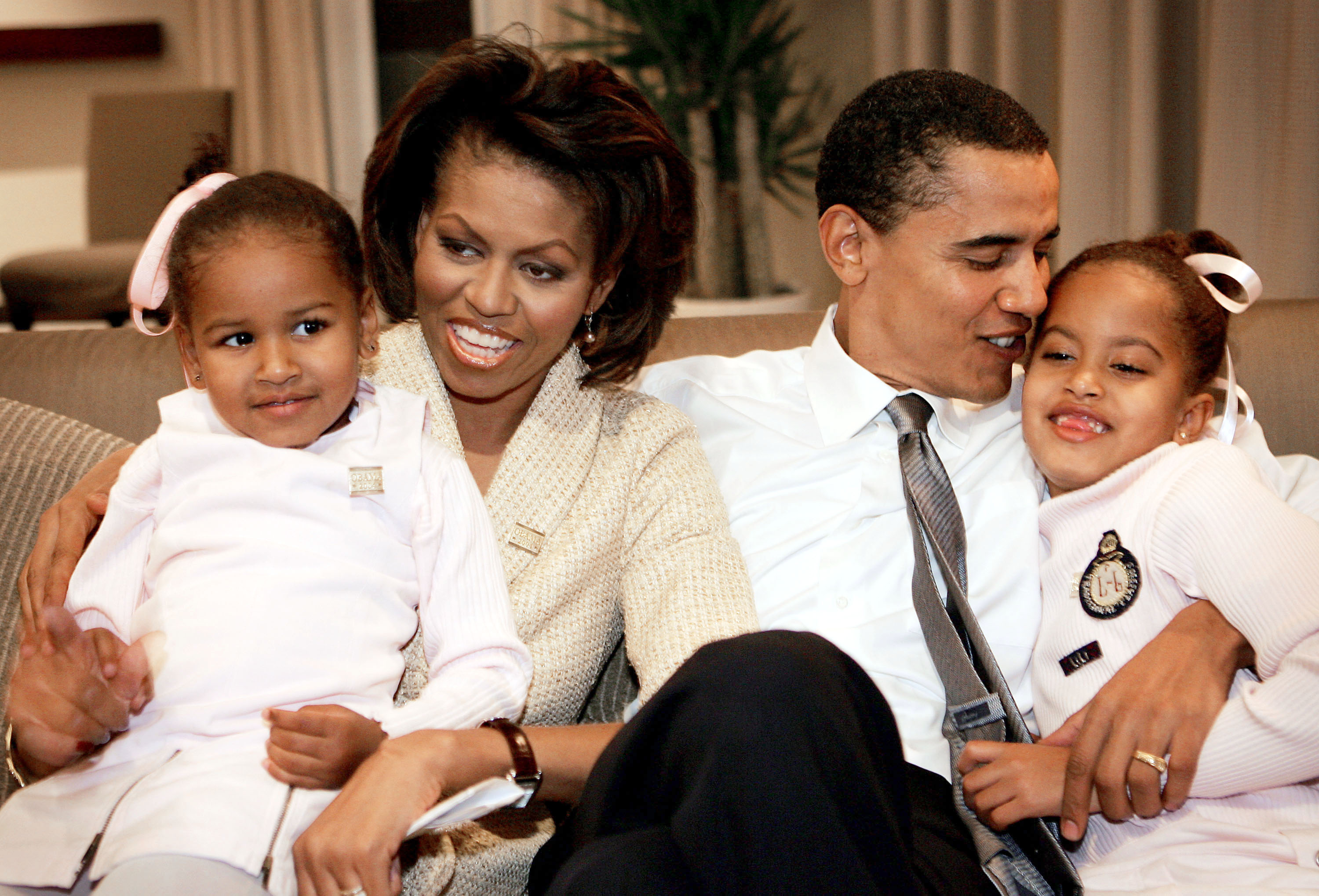 Sasha, Michelle, Barack y Malia Obama en una habitación de hotel mientras esperan a que lleguen los resultados de las elecciones en Chicago, Illinois, el 2 de noviembre de 2004 | Fuente: Getty Images