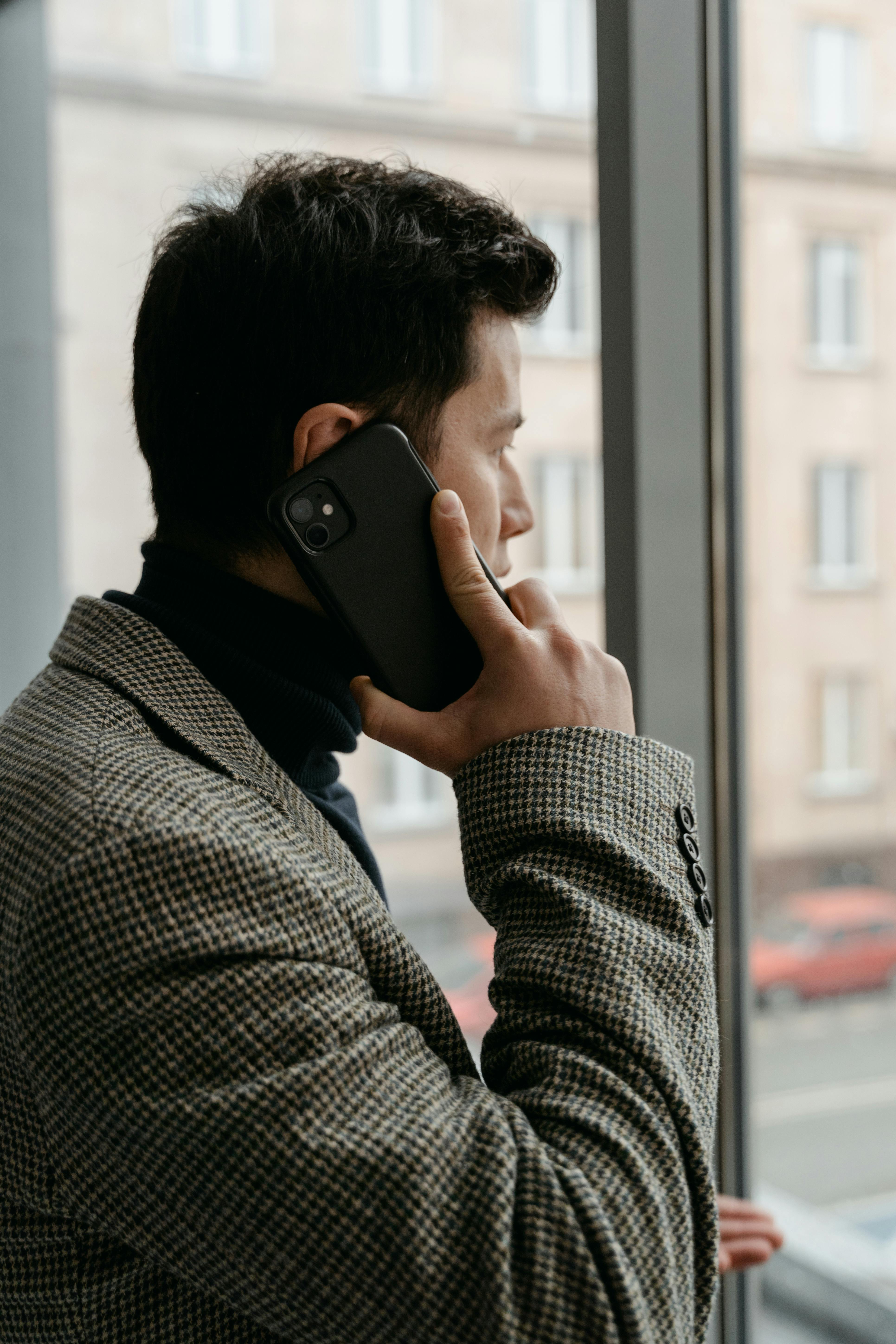 Un hombre hablando por teléfono | Fuente: Pexels