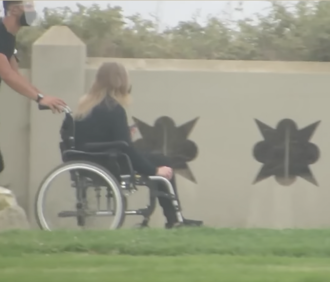 Christina Applegate recorriendo el plató de "Dead to Me" en silla de ruedas. | Foto: Youtube/Inside Edition