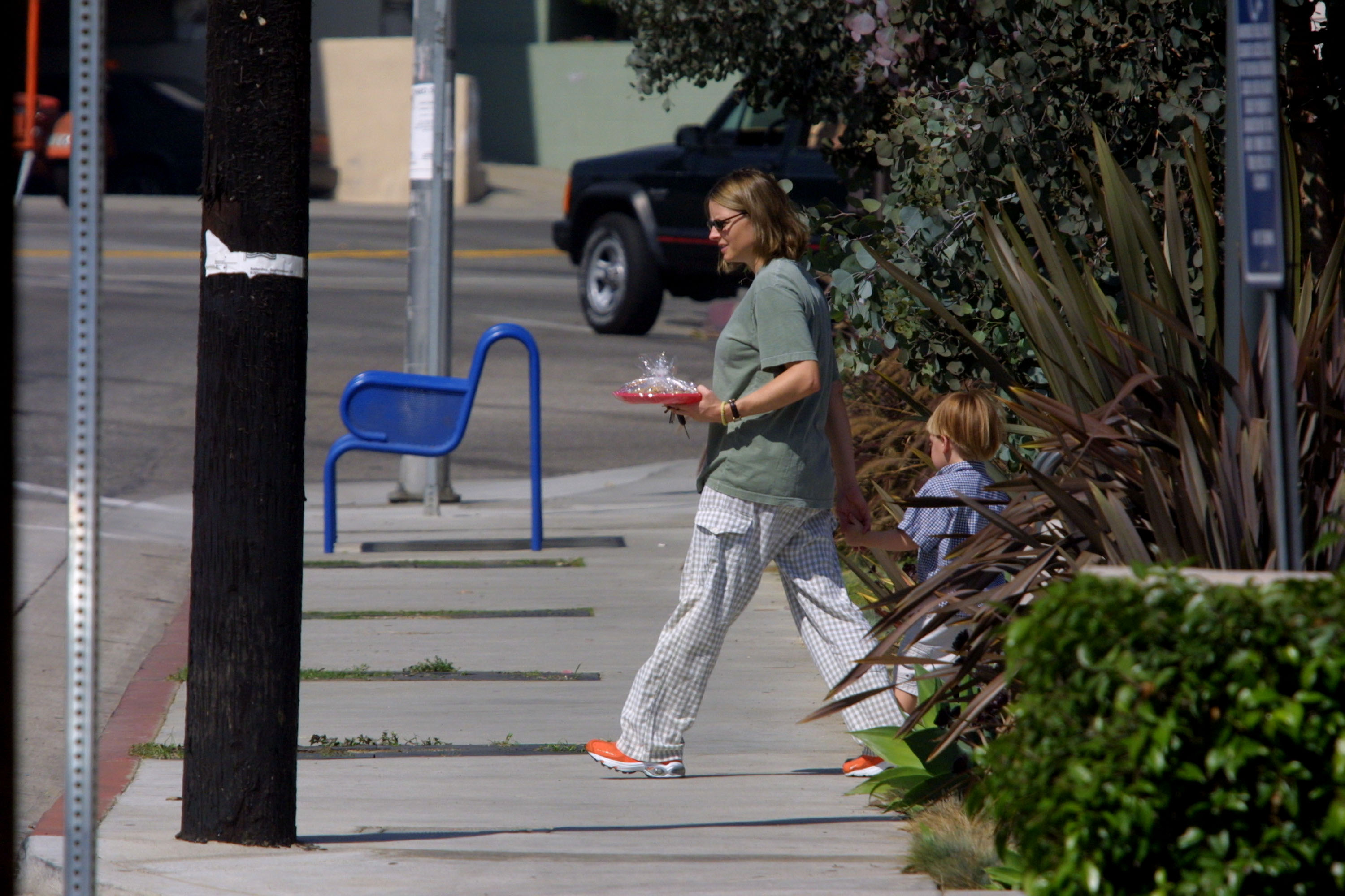 Jodie Foster pasea con su hijo Charlie el 13 de octubre de 2001 en Beverly Hills | Fuente: Getty Images