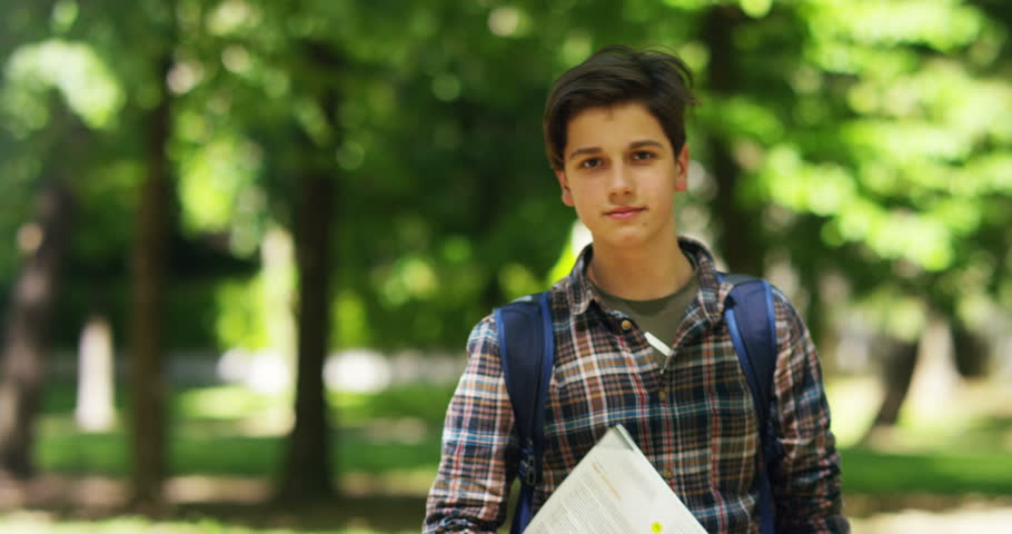  Foto de un adolescente al regreso de la escuela. | Imagen: Shutterstock
