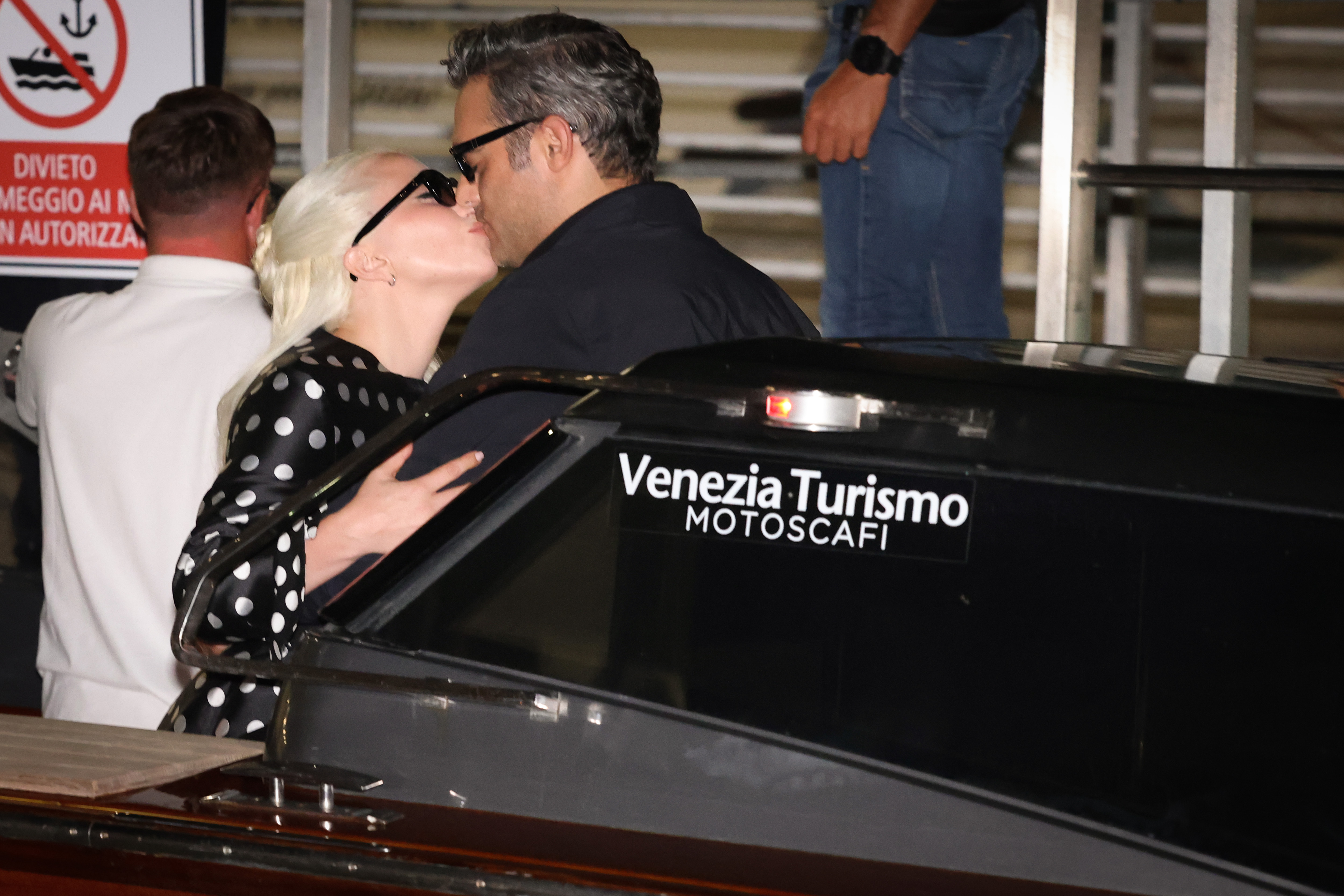 Lady Gaga y Michael Polansky llegan al aeropuerto de Venecia durante la 81ª edición del Festival Internacional de Cine de Venecia el 2 de septiembre de 2024, en Venecia, Italia | Fuente: Getty Images