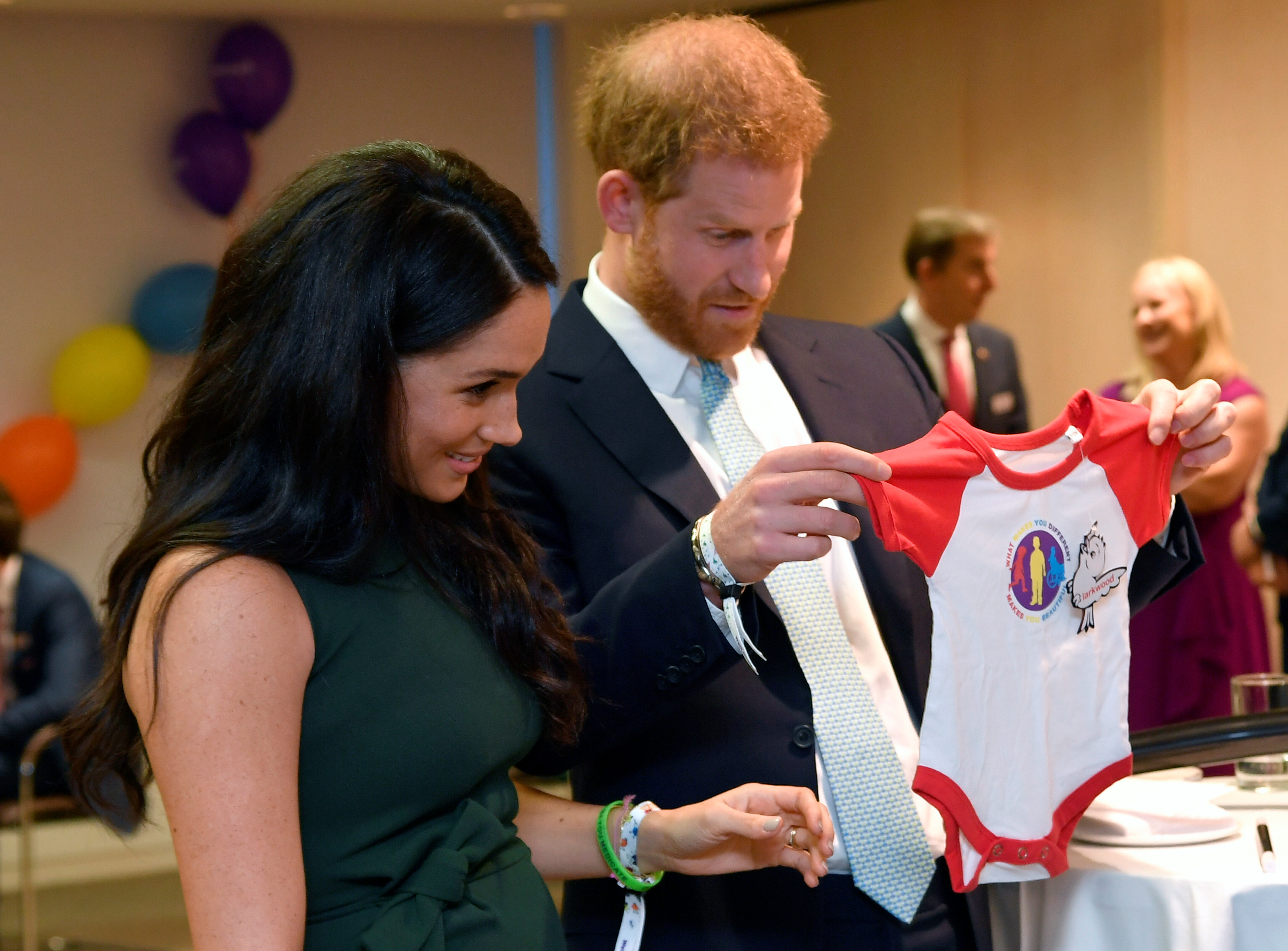 El príncipe Harry, duque de Sussex y Meghan, duquesa de Sussex ven un regalo para su hijo Archie mientras asisten a los premios WellChild en Londres, Inglaterra, el 15 de octubre de 2019. | Fuente: Getty Images