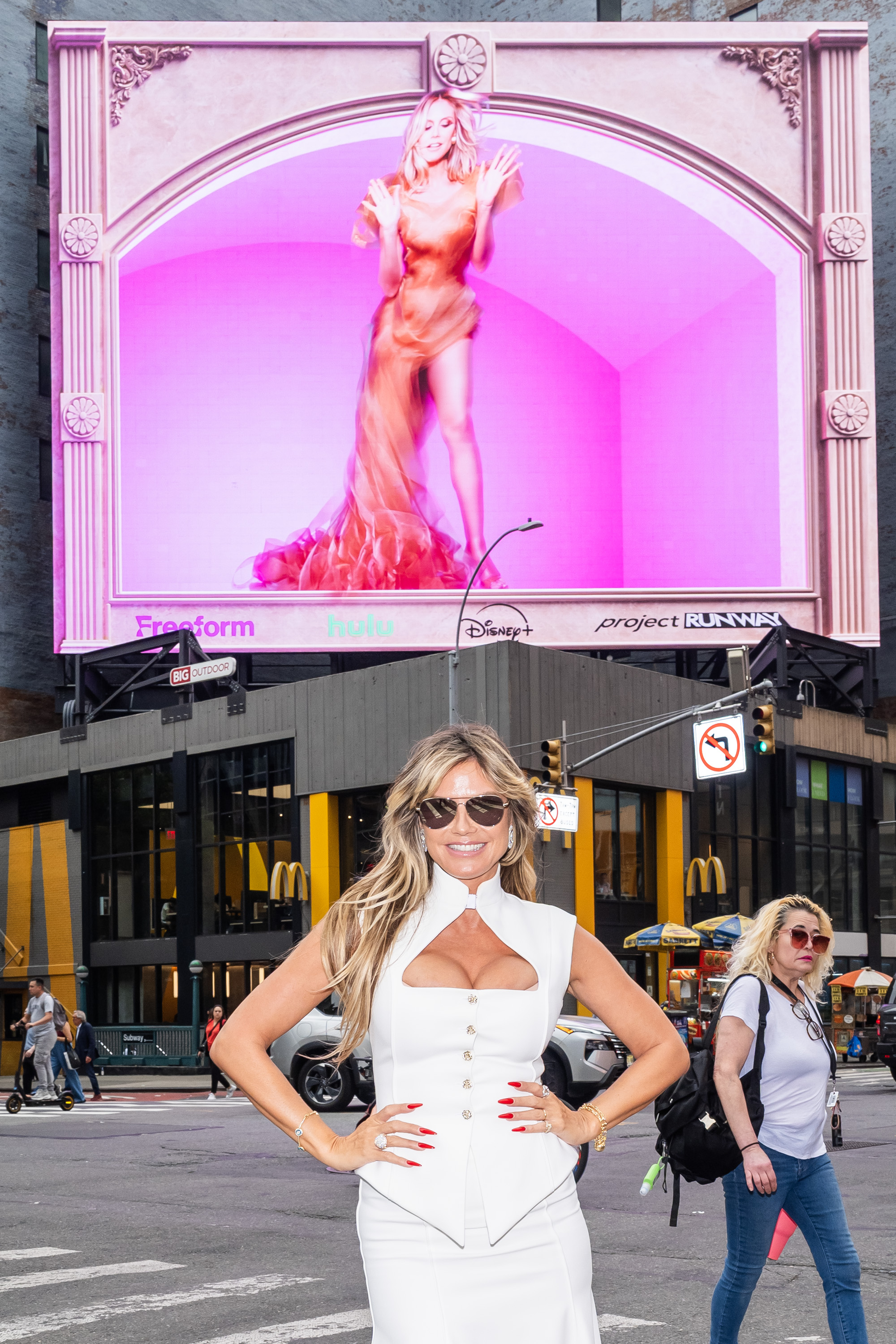 Heidi Klum sonríe bajo su cartel de "Project Runway" el 6 de agosto de 2025, en la ciudad de Nueva York | Fuente: Getty Images