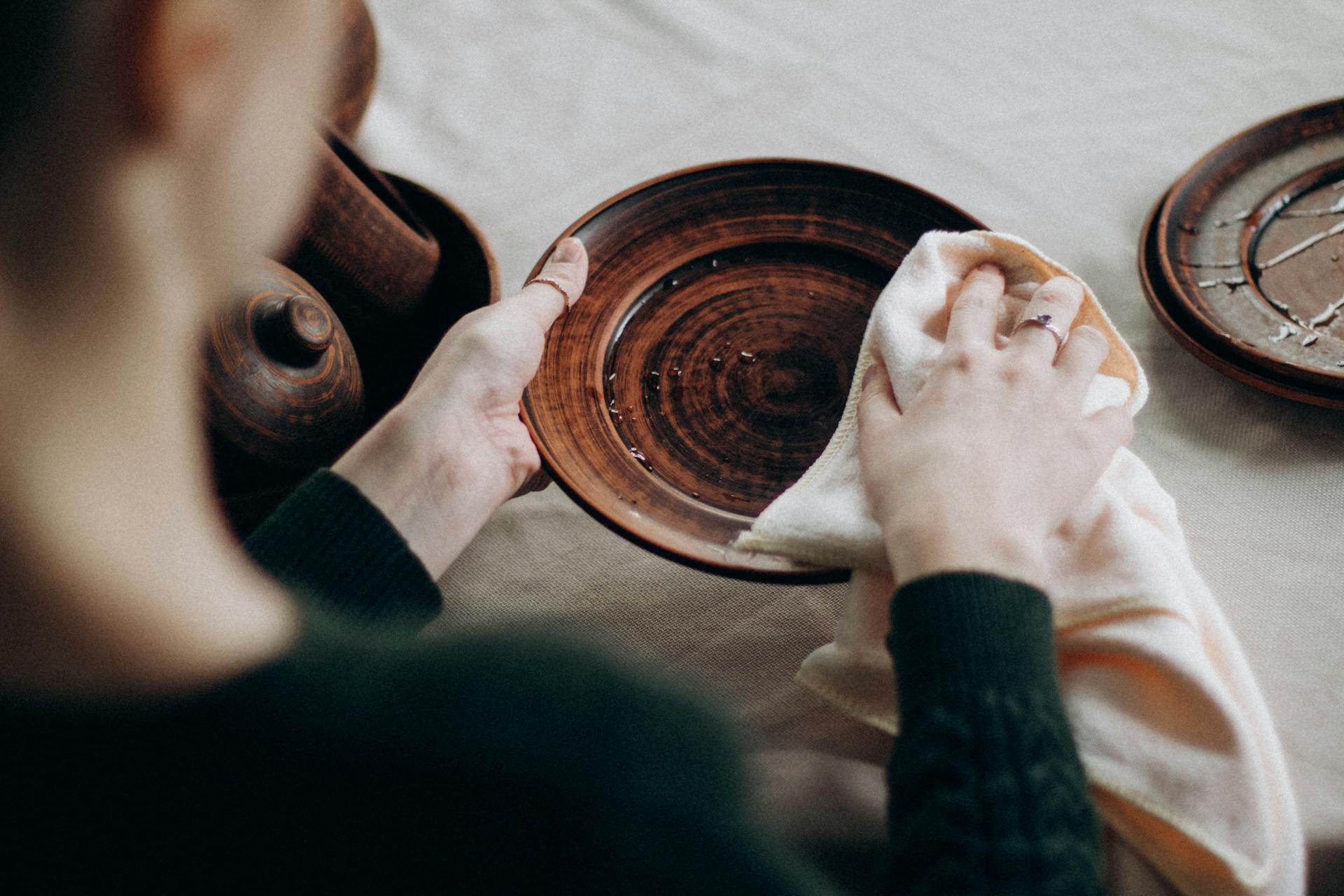 Una mujer limpiando los platos | Fuente: Pexels