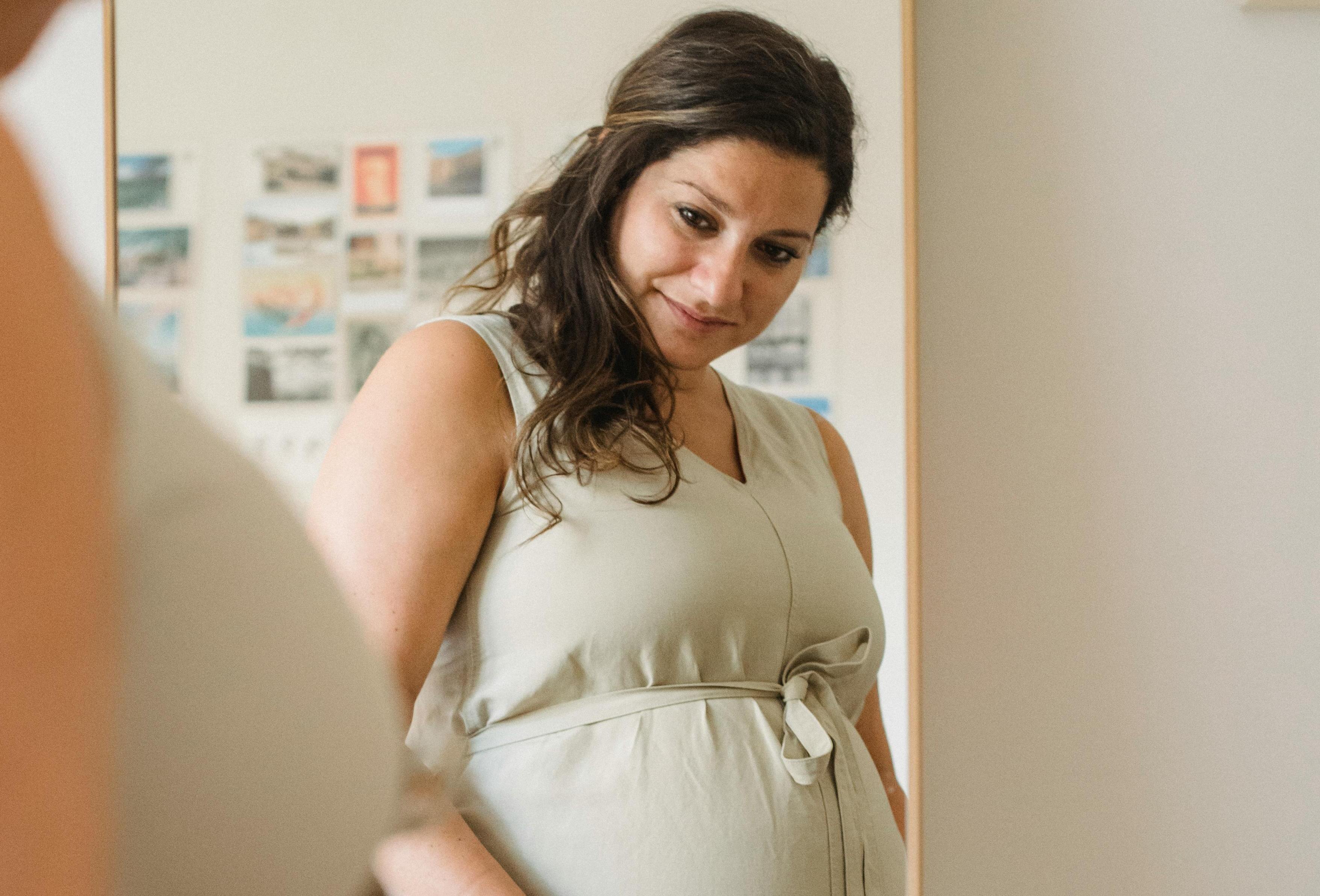Mujer embarazada con expresión seria | Fuente: Pexels