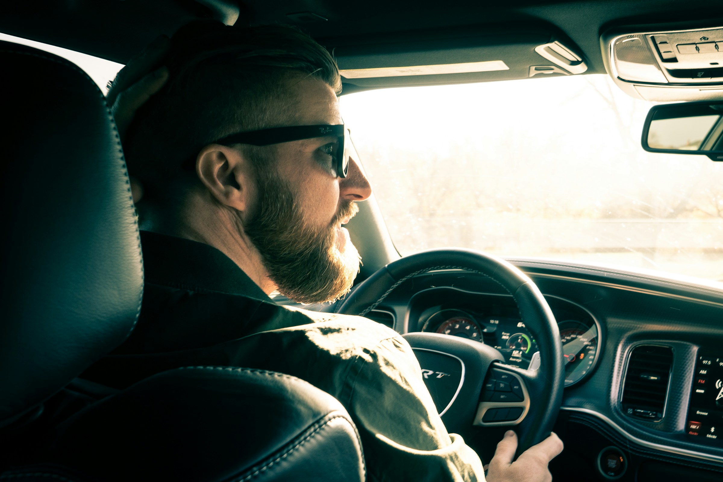 Un hombre sentado en un Automóvil | Fuente: Unsplash