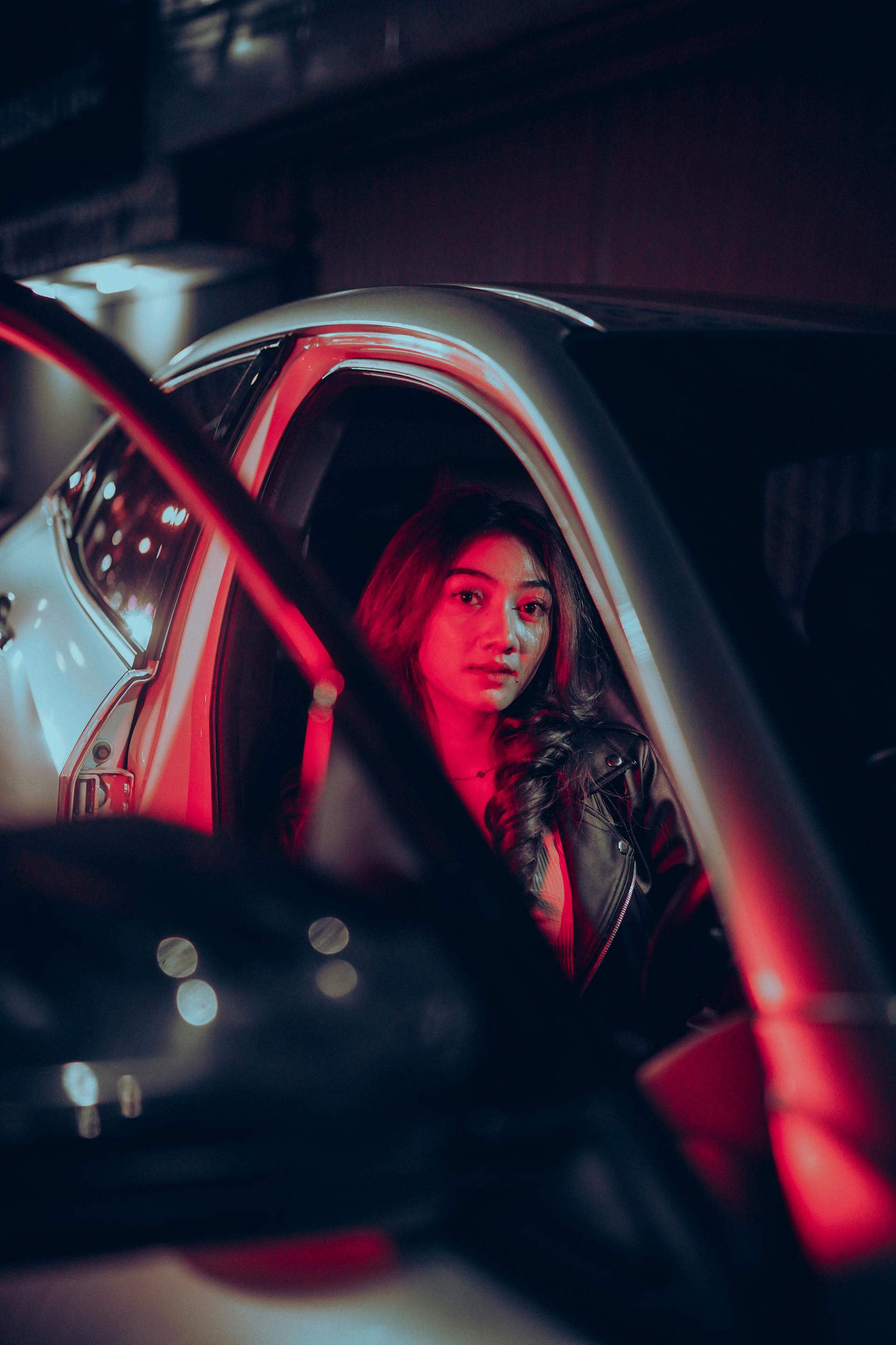 Una mujer entrando en un automóvil | Fuente: Pexels