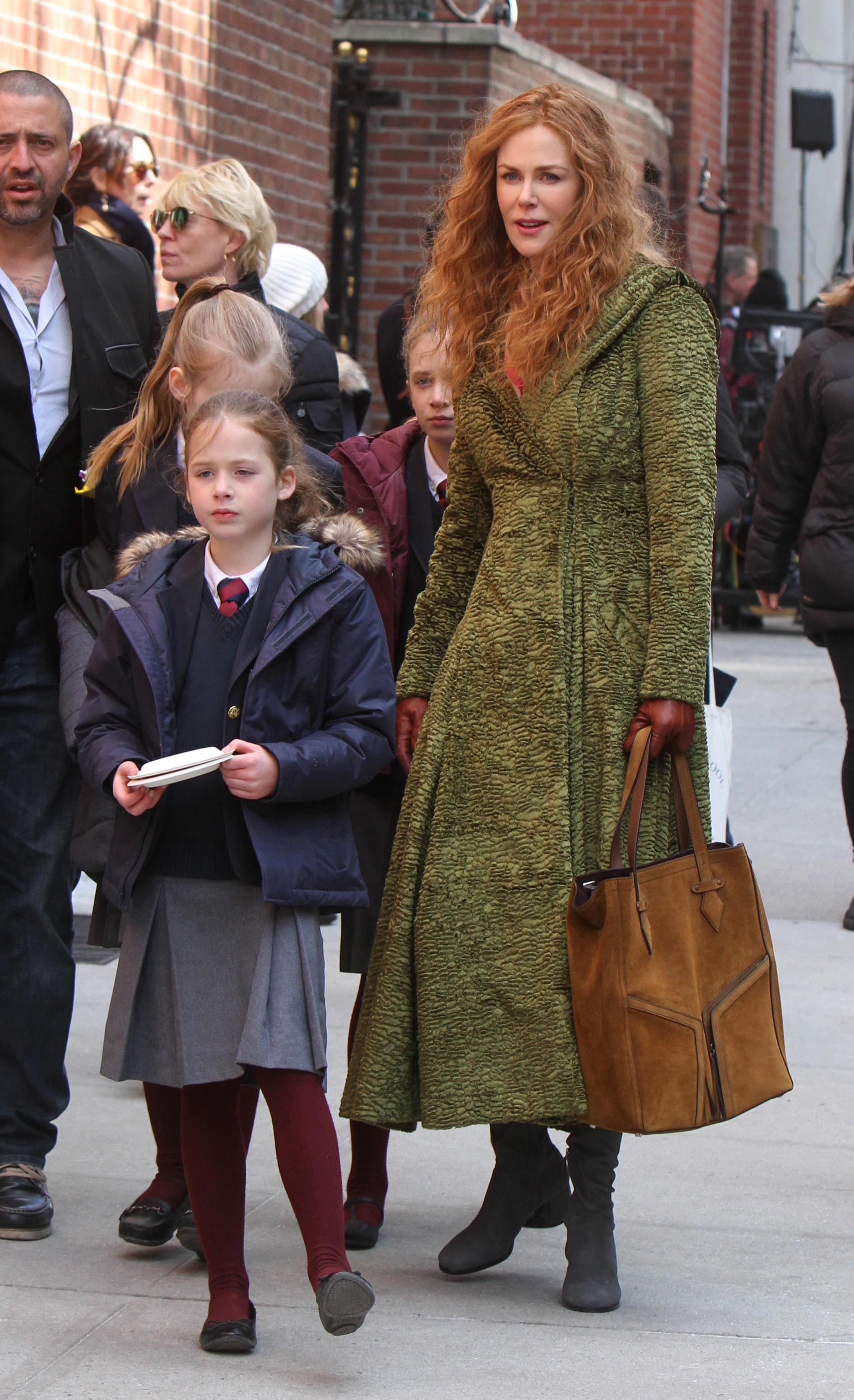 Nicole Kidman pasea junto a sus hijas, Sunday Rose y Faith Margaret, ambas vestidas con el uniforme del colegio, en Nueva York en marzo de 2019. | Fuente: Getty Images