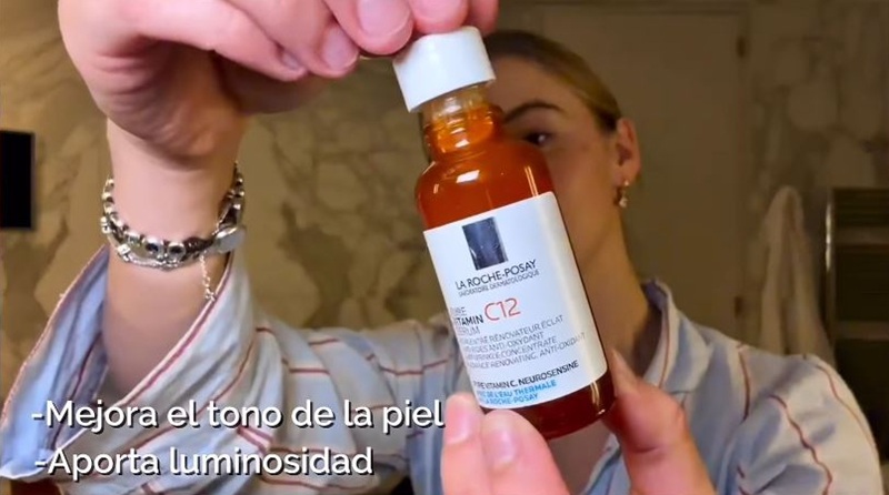 Taína Gravier mostrando el producto Serum Pure Vitamin C12 que utiliza para su rutina de belleza para la noche | Fuente: Instagram/tainagravier