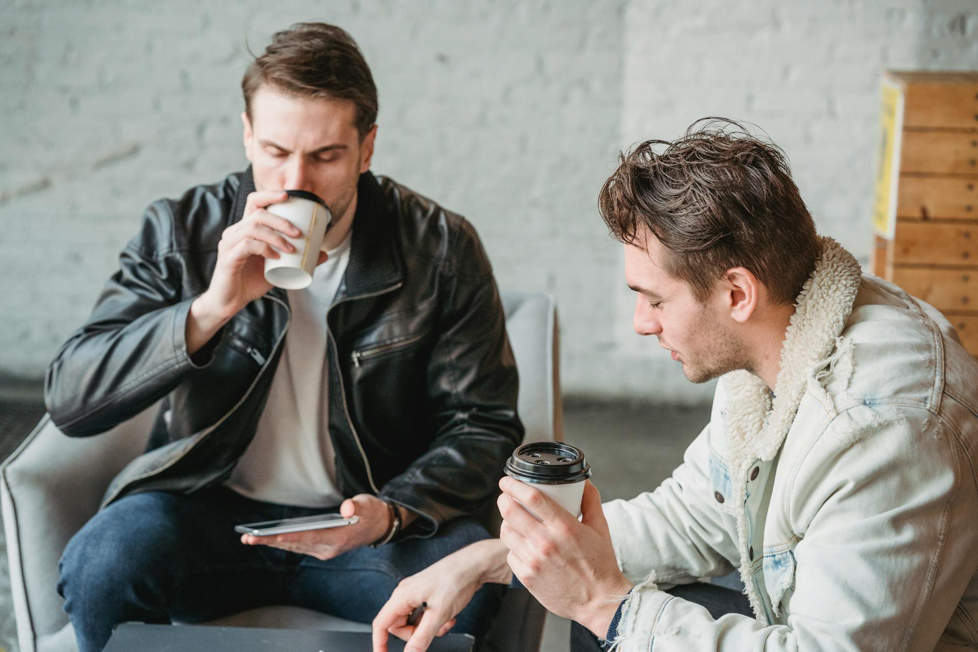 Dos hombres reunidos para tomar un café | Fuente: Pexels