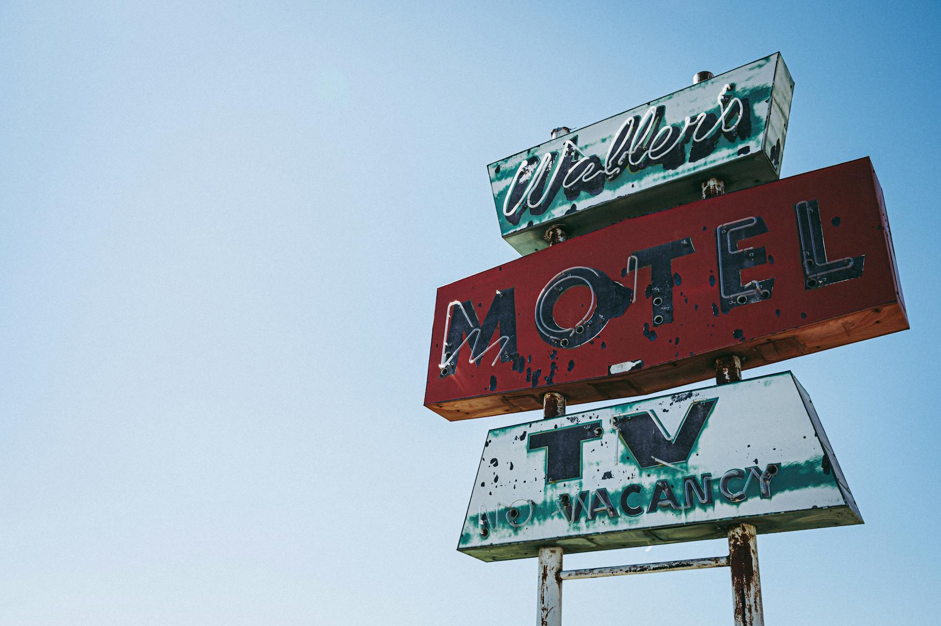 Un cartel de motel | Fuente: Pexels