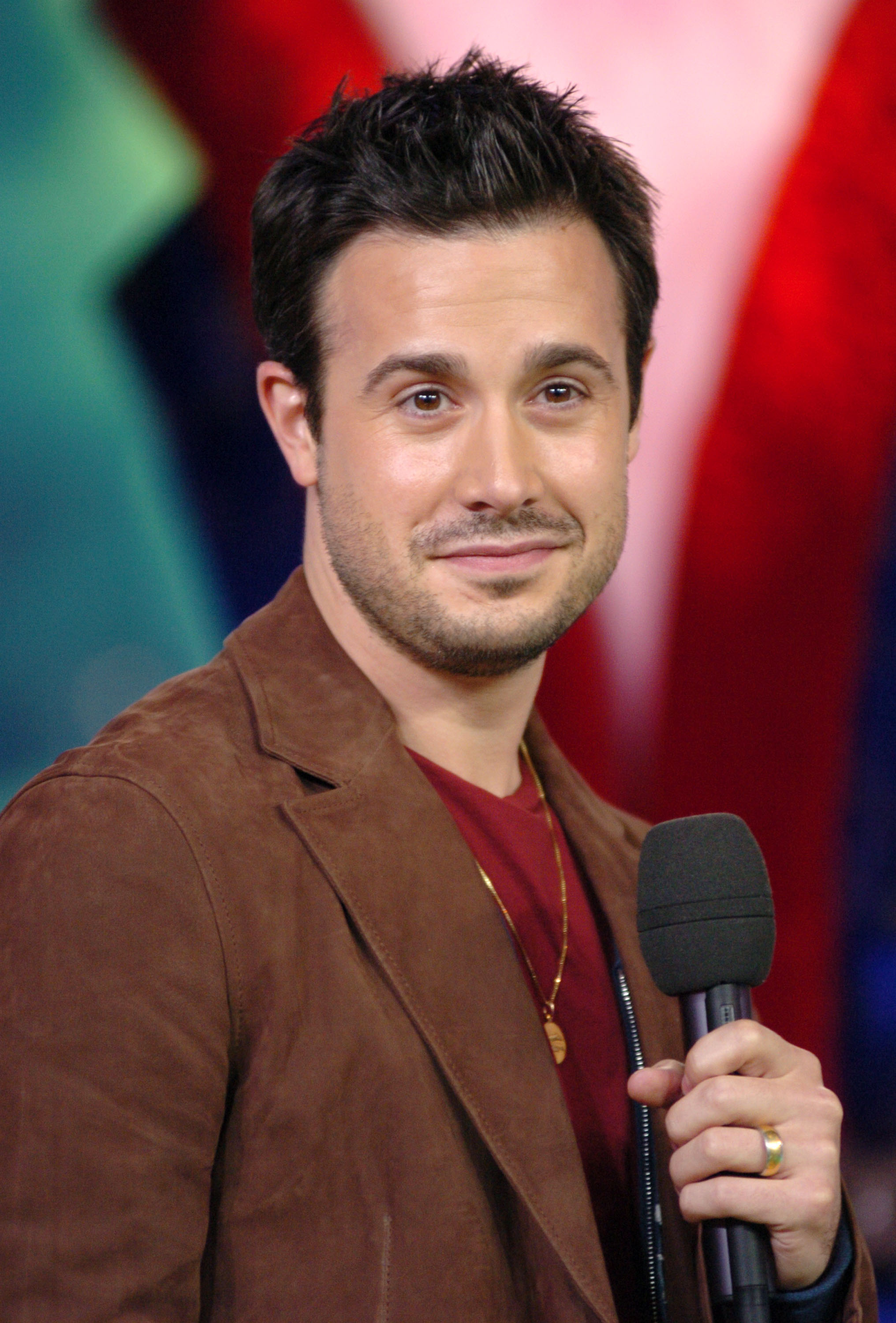 Freddie Prinze Jr. durante su visita al programa "TRL" de MTV el 6 de febrero de 2006, en Nueva York. | Fuente: Getty Images