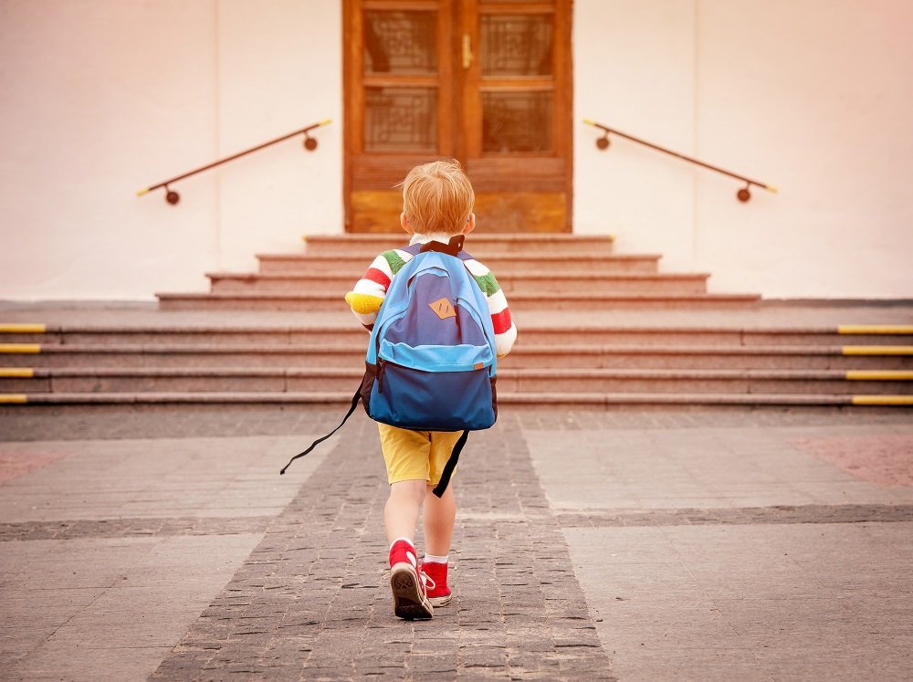 Niño entrando a su colegio. Fuente: Shutterstock