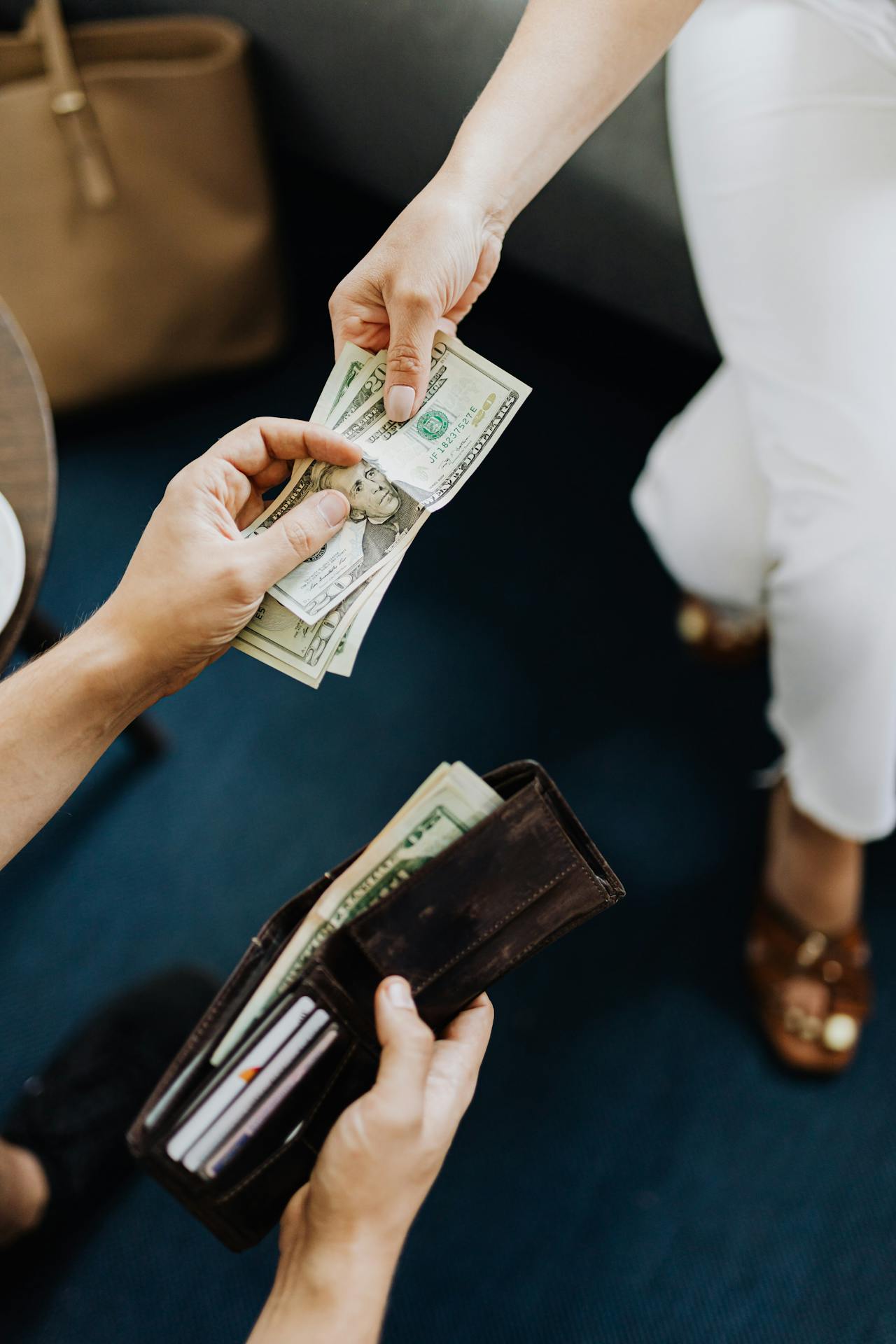 Una pareja ahorrando dinero | Fuente: Pexels