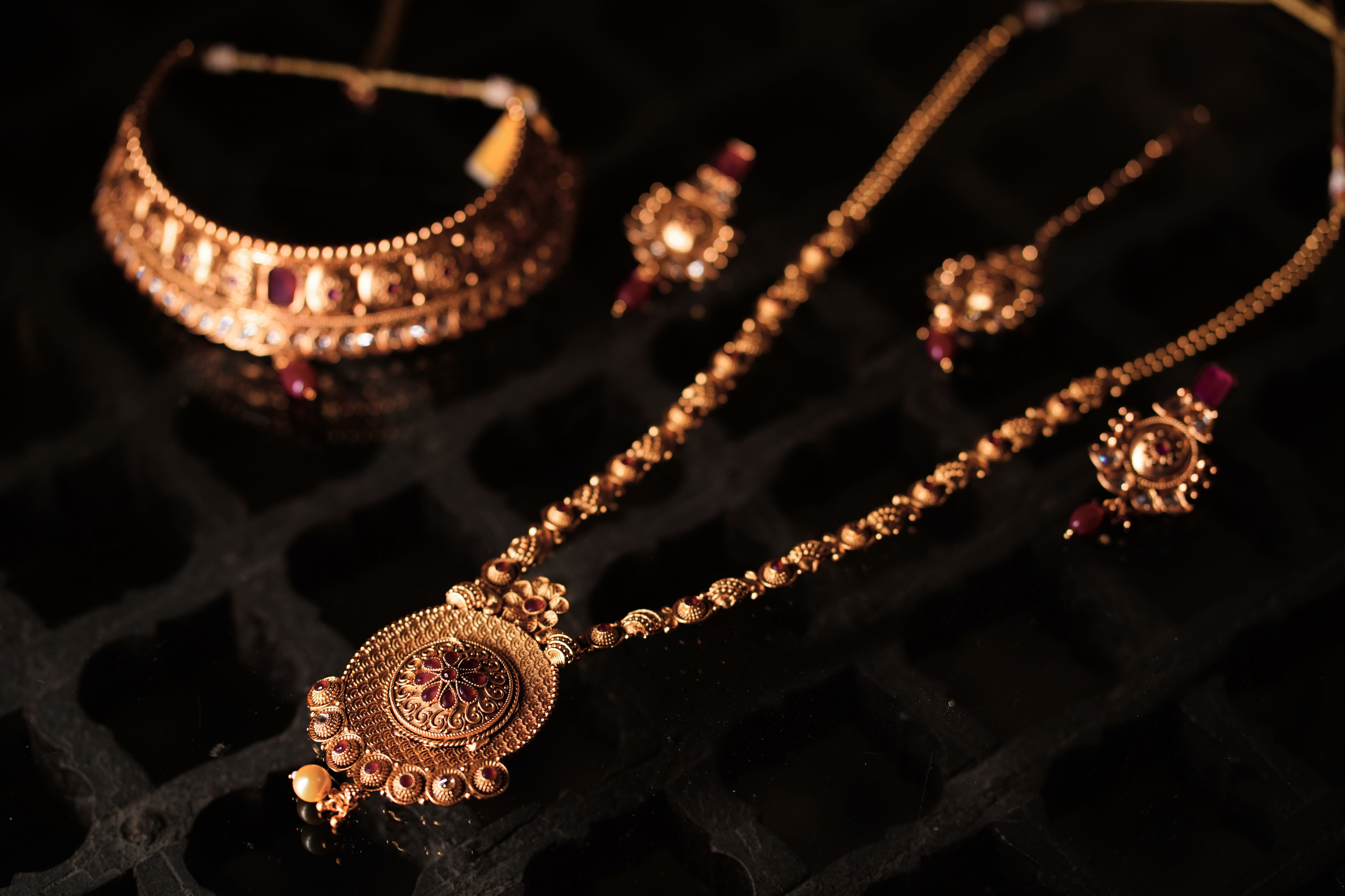 Joyas de oro compuesto por un collar espectacular y unos pendientes a juego | Fuente: Pexels