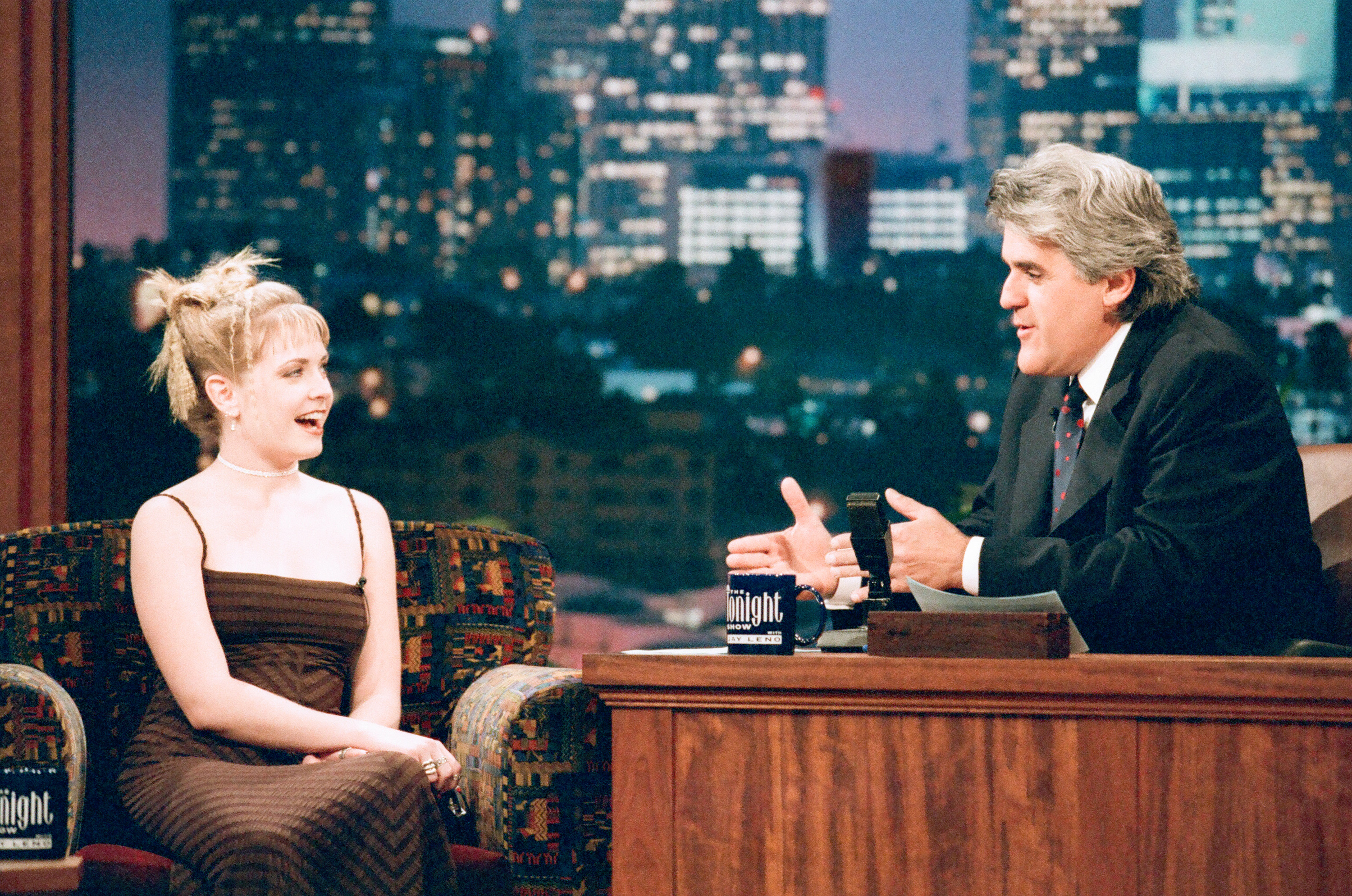 La estrella infantil durante una entrevista con el presentador Jay Leno el 31 de marzo de 1997. | Fuente: Getty Images