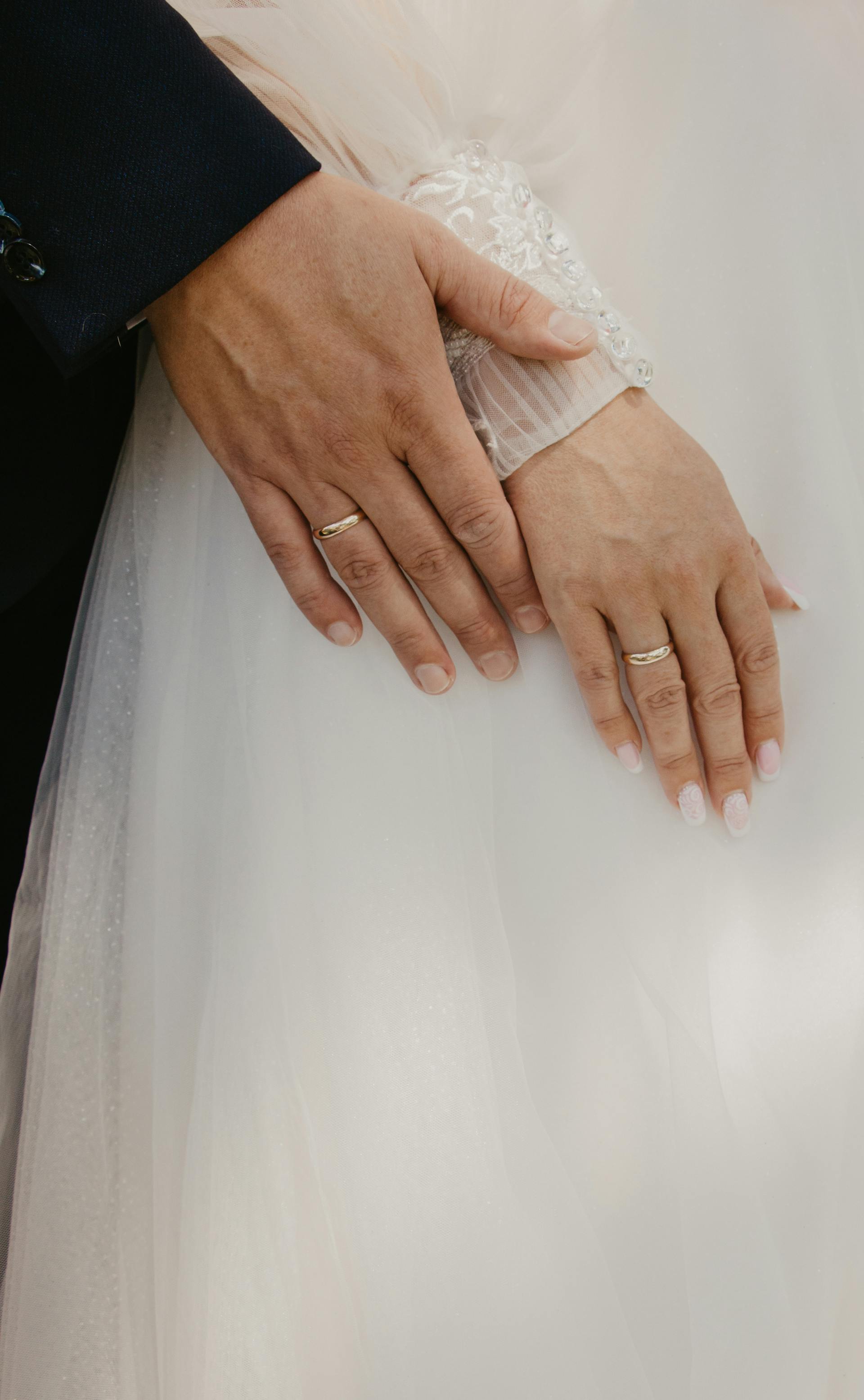 Un matrimonio mostrando sus anillos | Fuente: Pexels