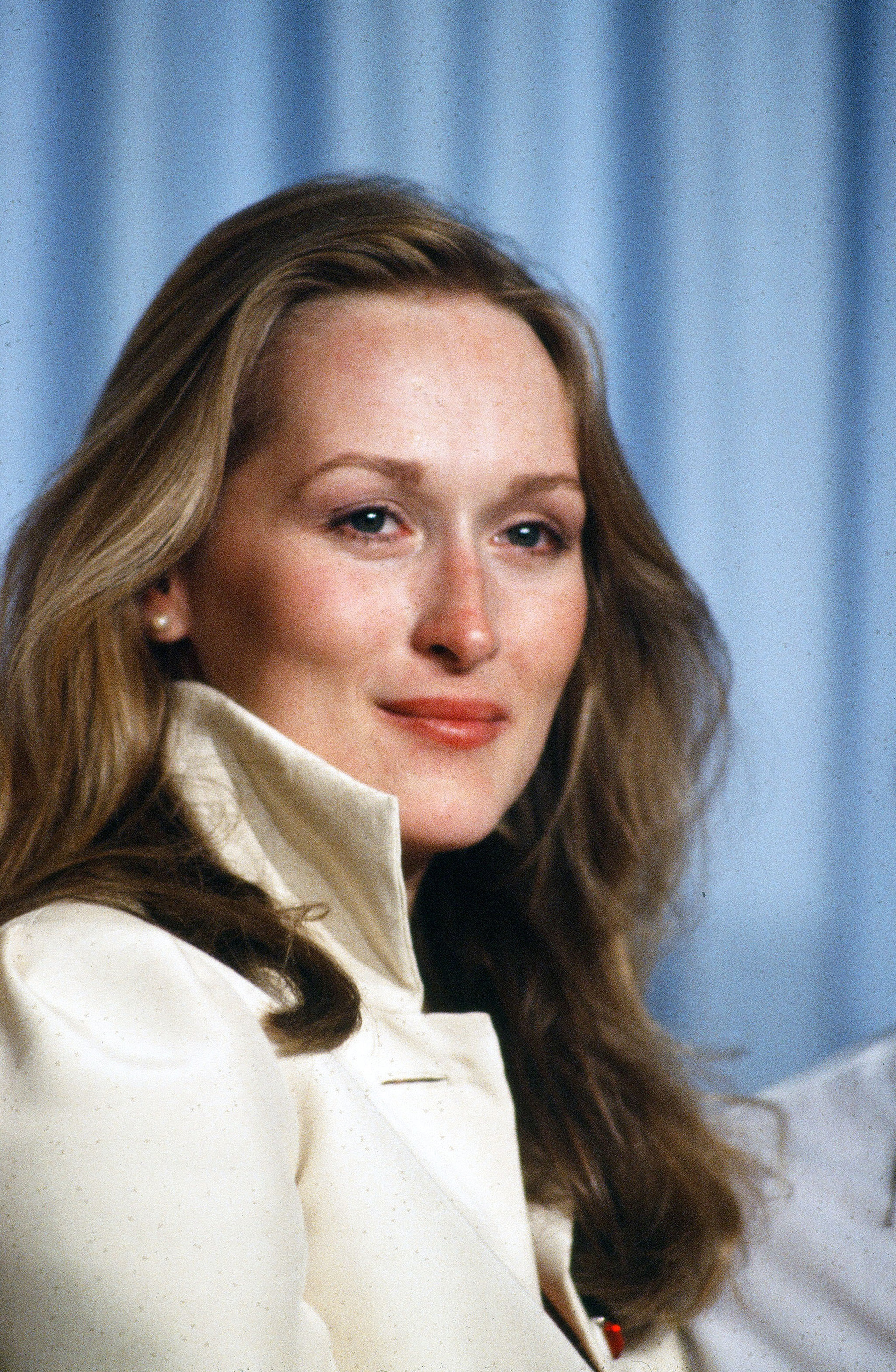 Meryl Streep posa entre bastidores tras ganar el premio a la "Mejor Actriz de Reparto" durante la 52 edición de los Premios de la Academia en el Dorothy Chandler Pavilion de Los Ángeles, California | Fuente: Getty Images