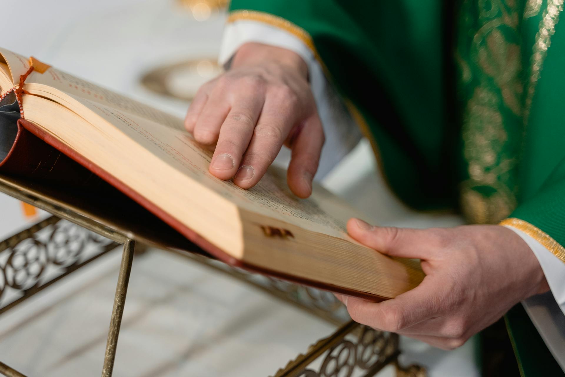 Primer plano de un sacerdote leyendo un libro | Fuente: Pexels