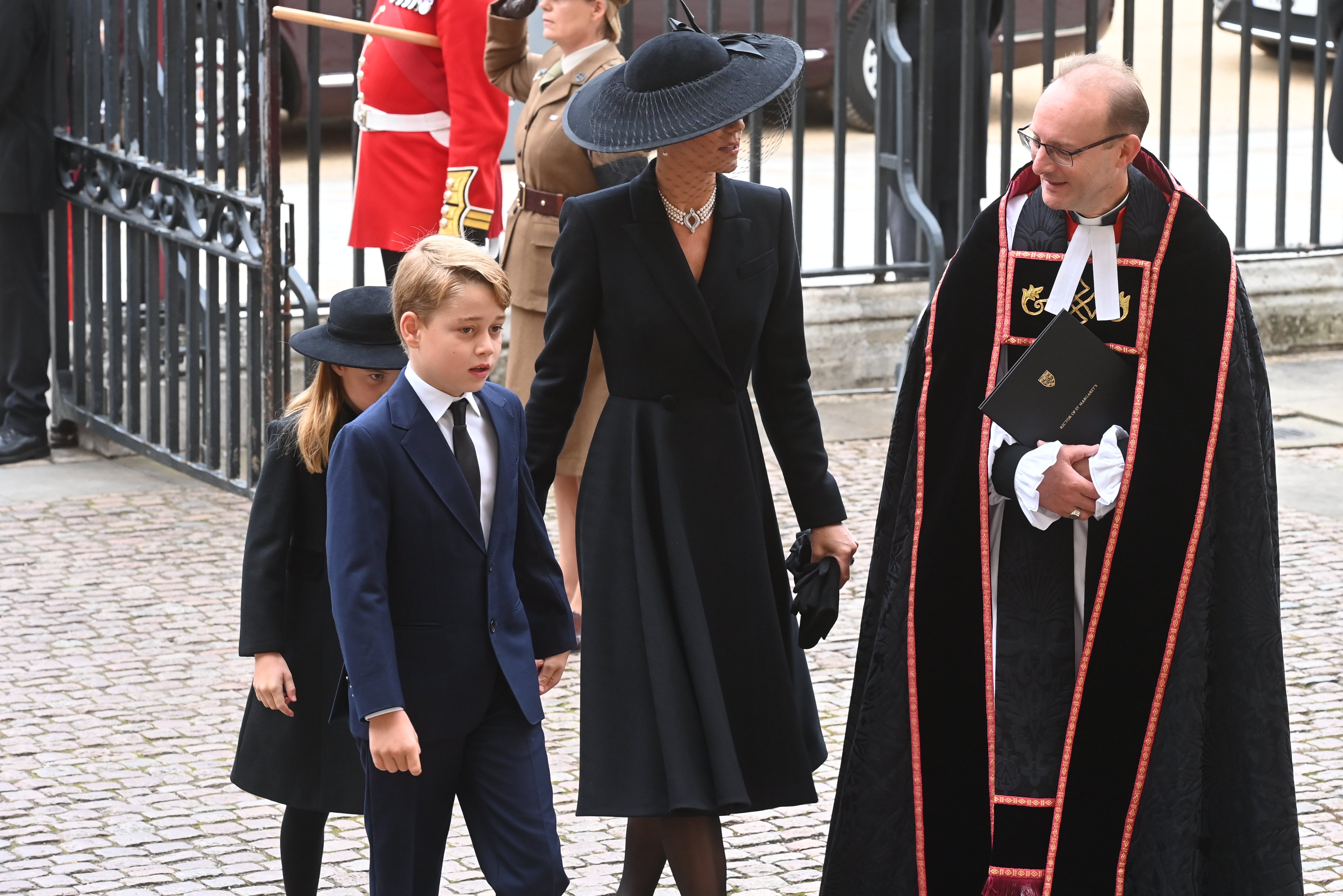 La princesa Charlotte, el príncipe George y Kate, caminan detrás del cortejo fúnebre de la reina mientras avanza hacia la Abadía de Westminster el 19 de septiembre de 2022 en Londres, Inglaterra. | Foto: Getty Images