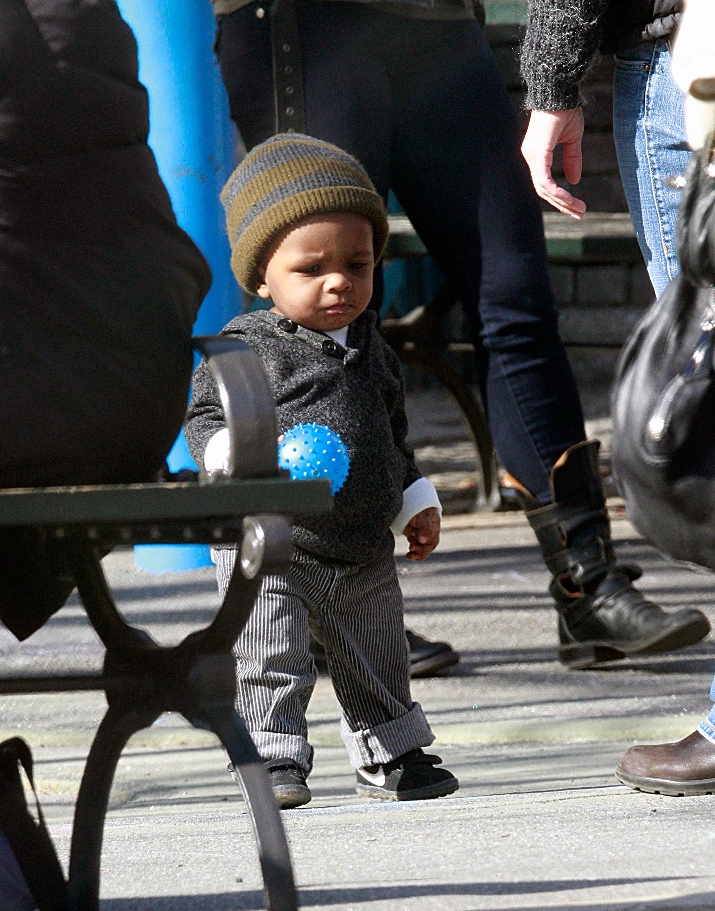 Louis, el hijo de Sandra Bullock, visto el 20 de marzo de 2011 en Nueva York | Foto: Getty Images