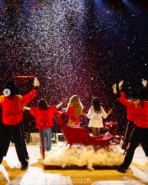 Mariah Carey actuando en el escenario con sus hijos y bailarines de apoyo durante su gira, publicado el 18 de diciembre de 2024. | Fuente: Instagram/mariahcarey