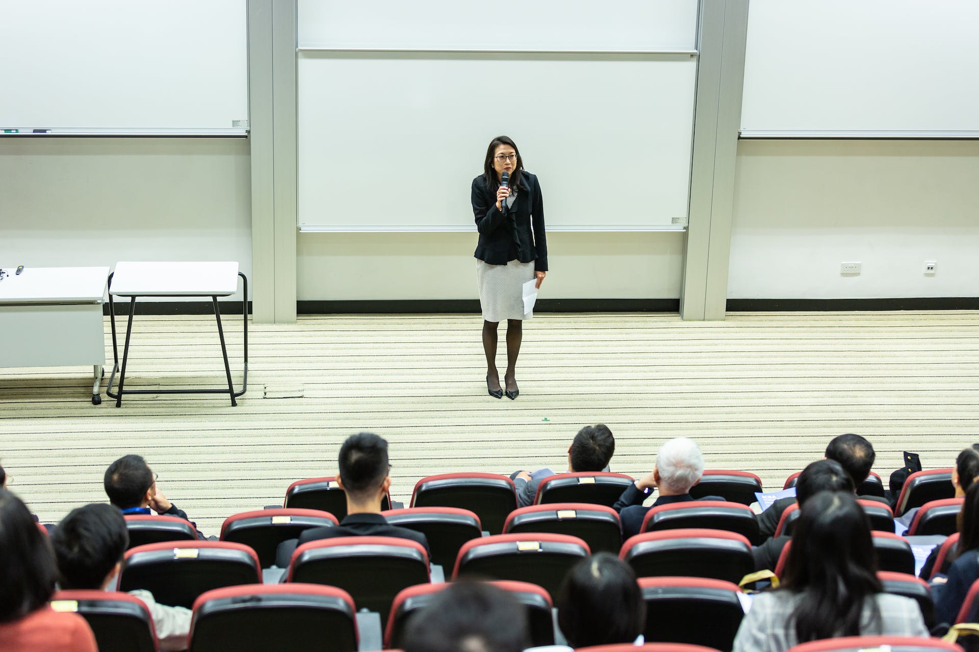 Mujer dando una conferencia. | Fuente: Pexels